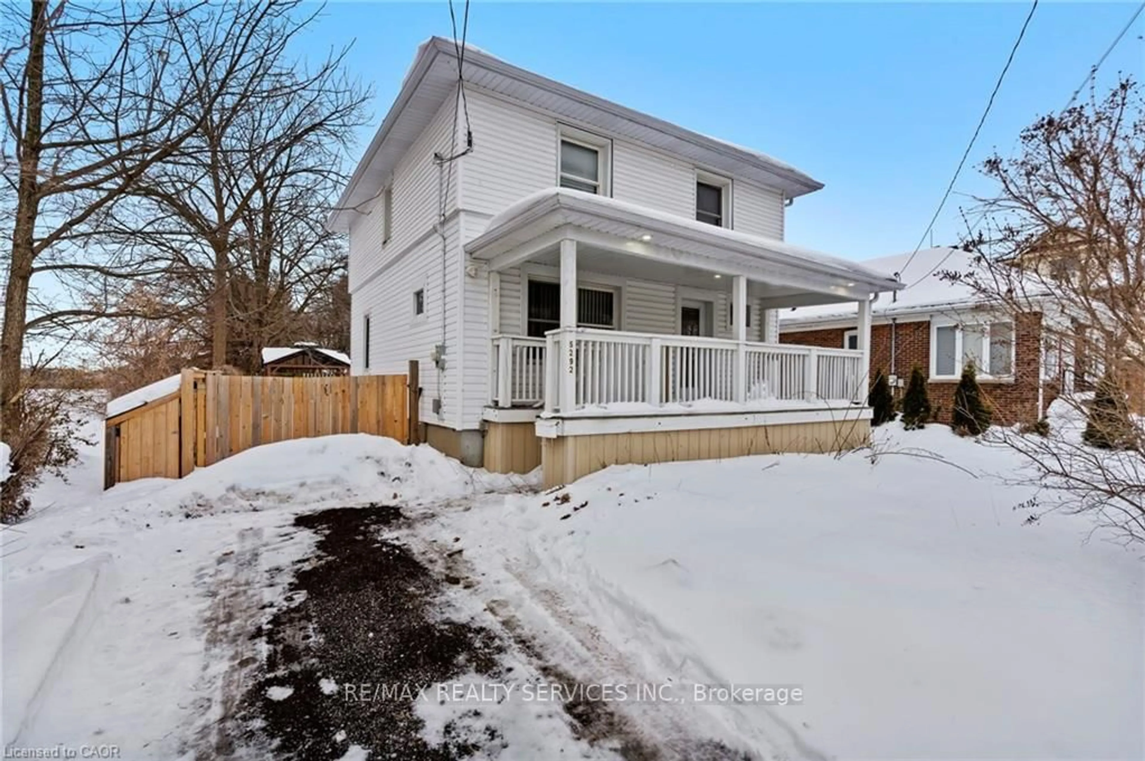 Patio, street for 5292 Bridge St, Niagara Falls Ontario L2E 2T3