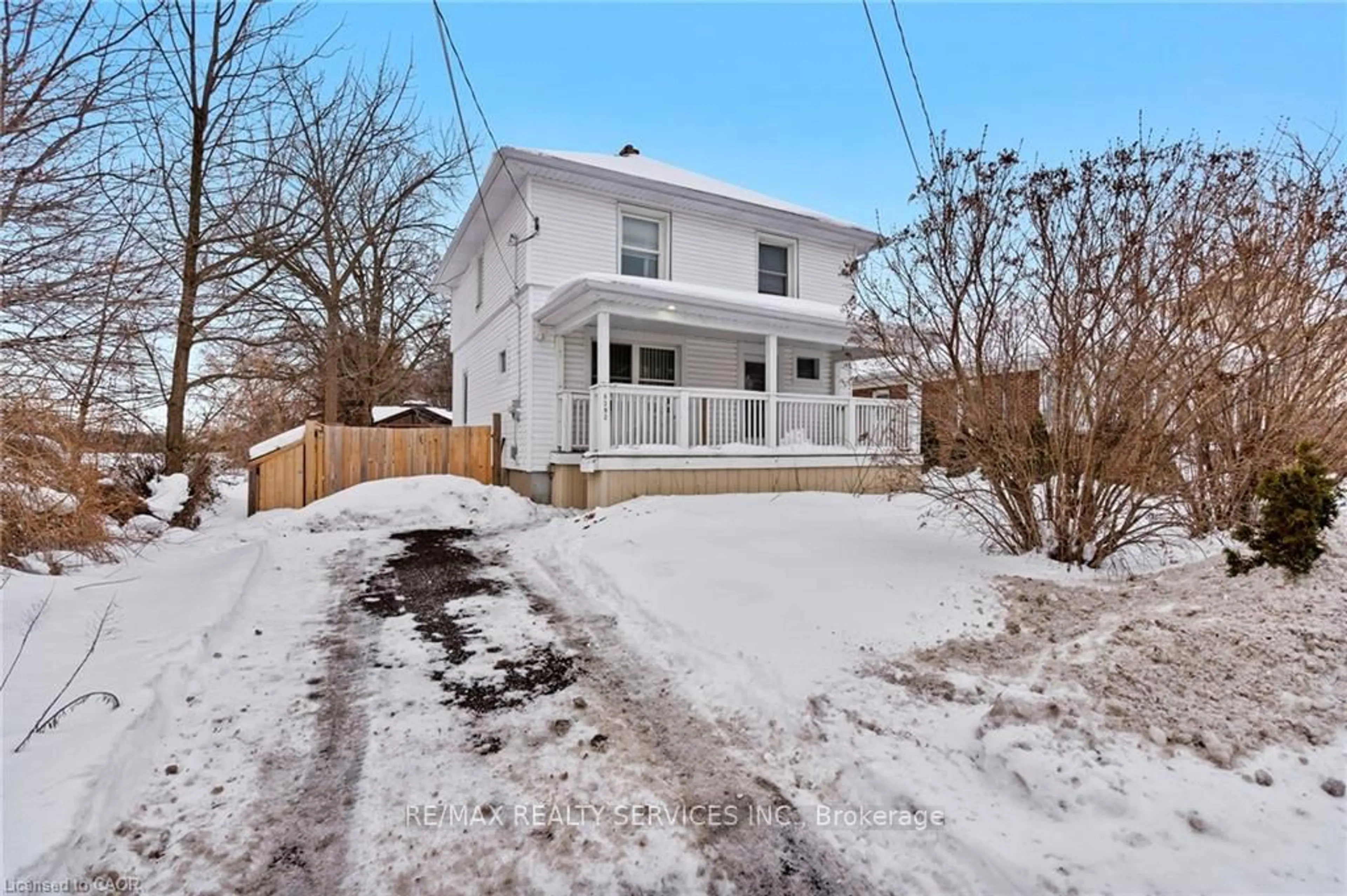 A pic from outside/outdoor area/front of a property/back of a property/a pic from drone, street for 5292 Bridge St, Niagara Falls Ontario L2E 2T3