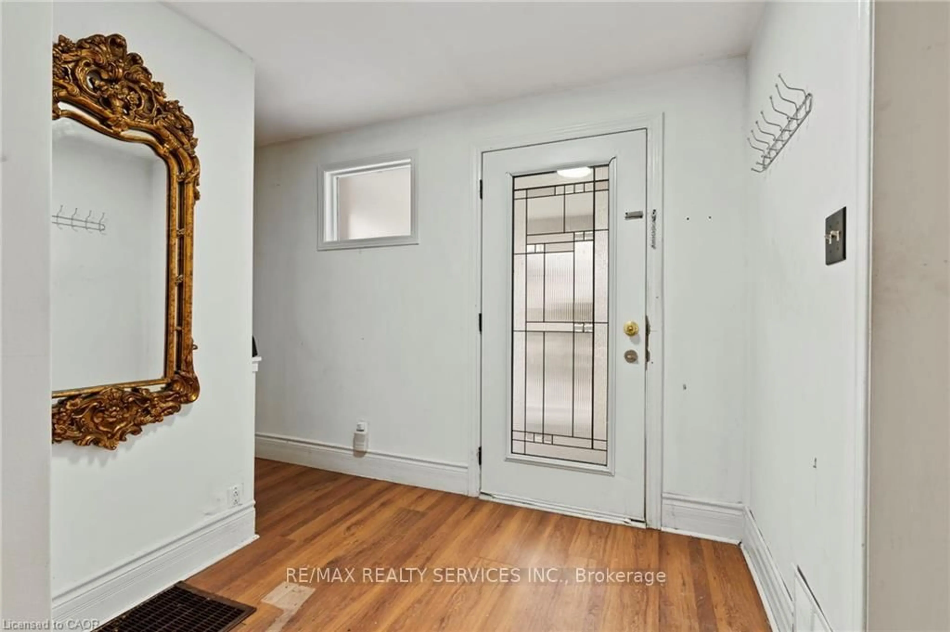 Indoor entryway for 5292 Bridge St, Niagara Falls Ontario L2E 2T3