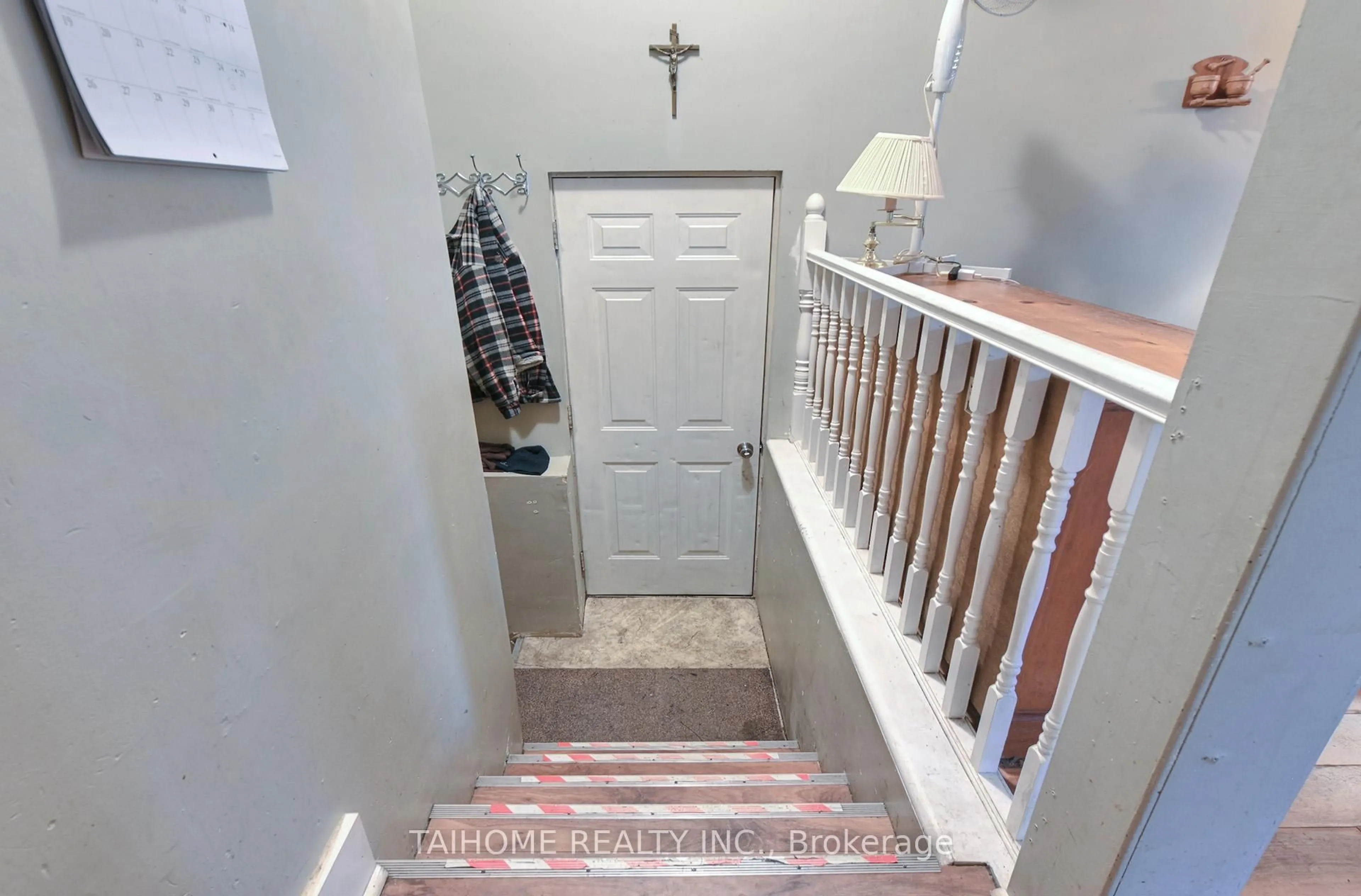 Indoor entryway for 6 Iron St, Welland Ontario L3B 3M4