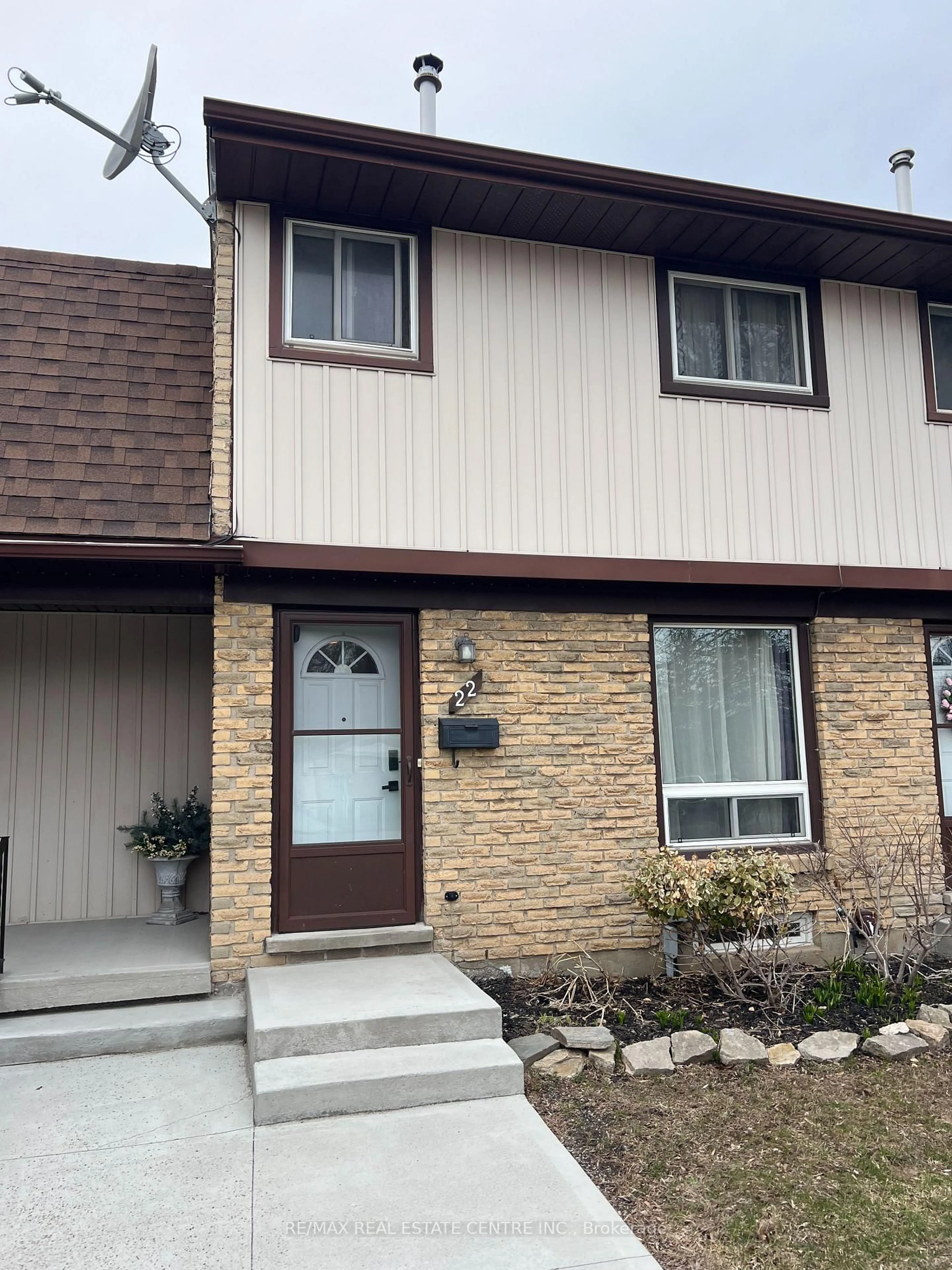 Home with vinyl exterior material, street for 210 Glamis Rd #22, Cambridge Ontario N1R 6L3