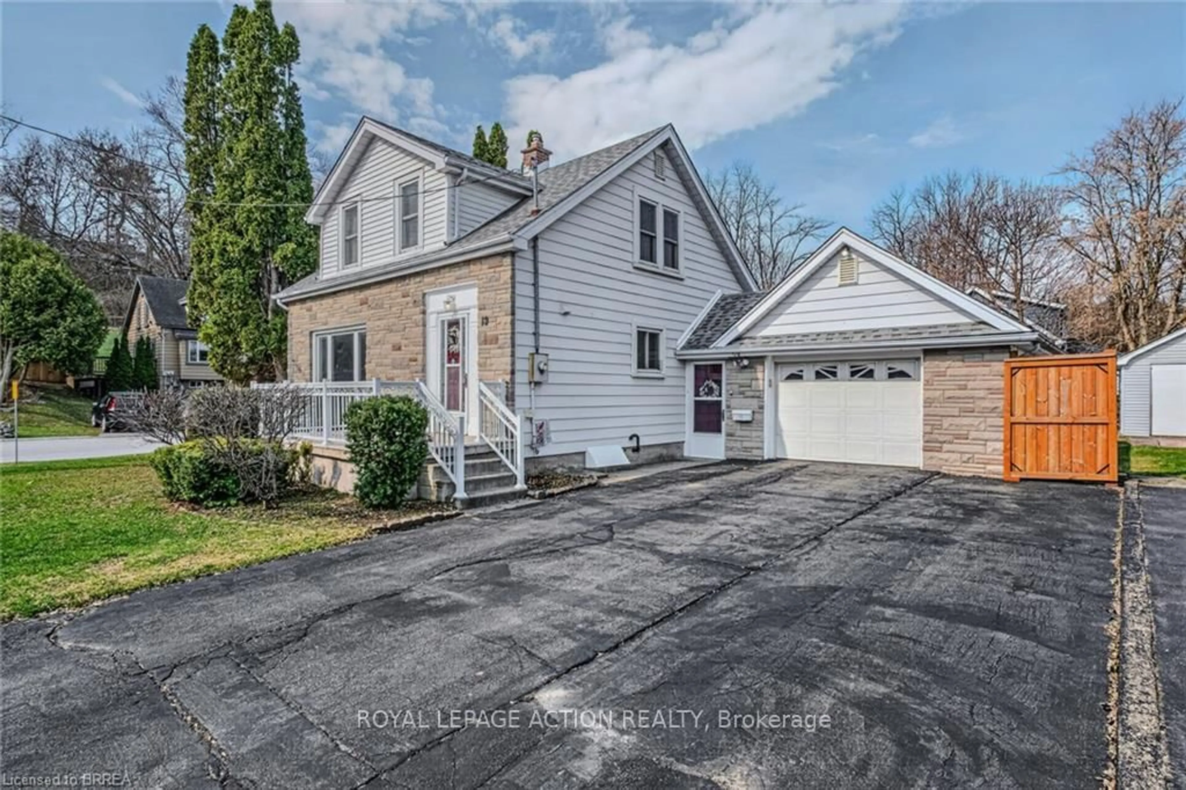 A pic from outside/outdoor area/front of a property/back of a property/a pic from drone, street for 19 Lyndsay St, Brantford Ontario N3T 2C5