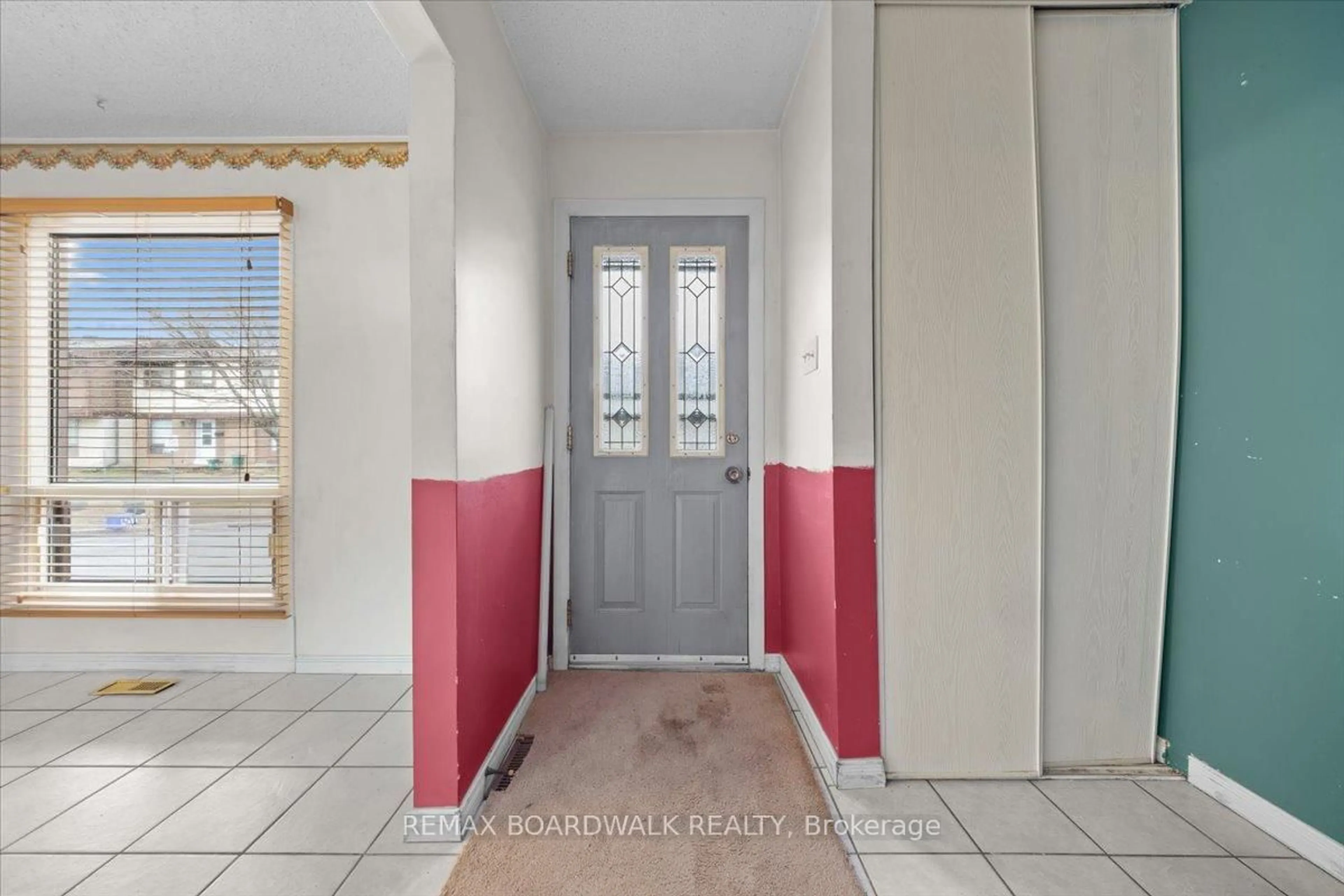 Indoor entryway for 1456 Murdock Gate, Ottawa Ontario K1J 8R5