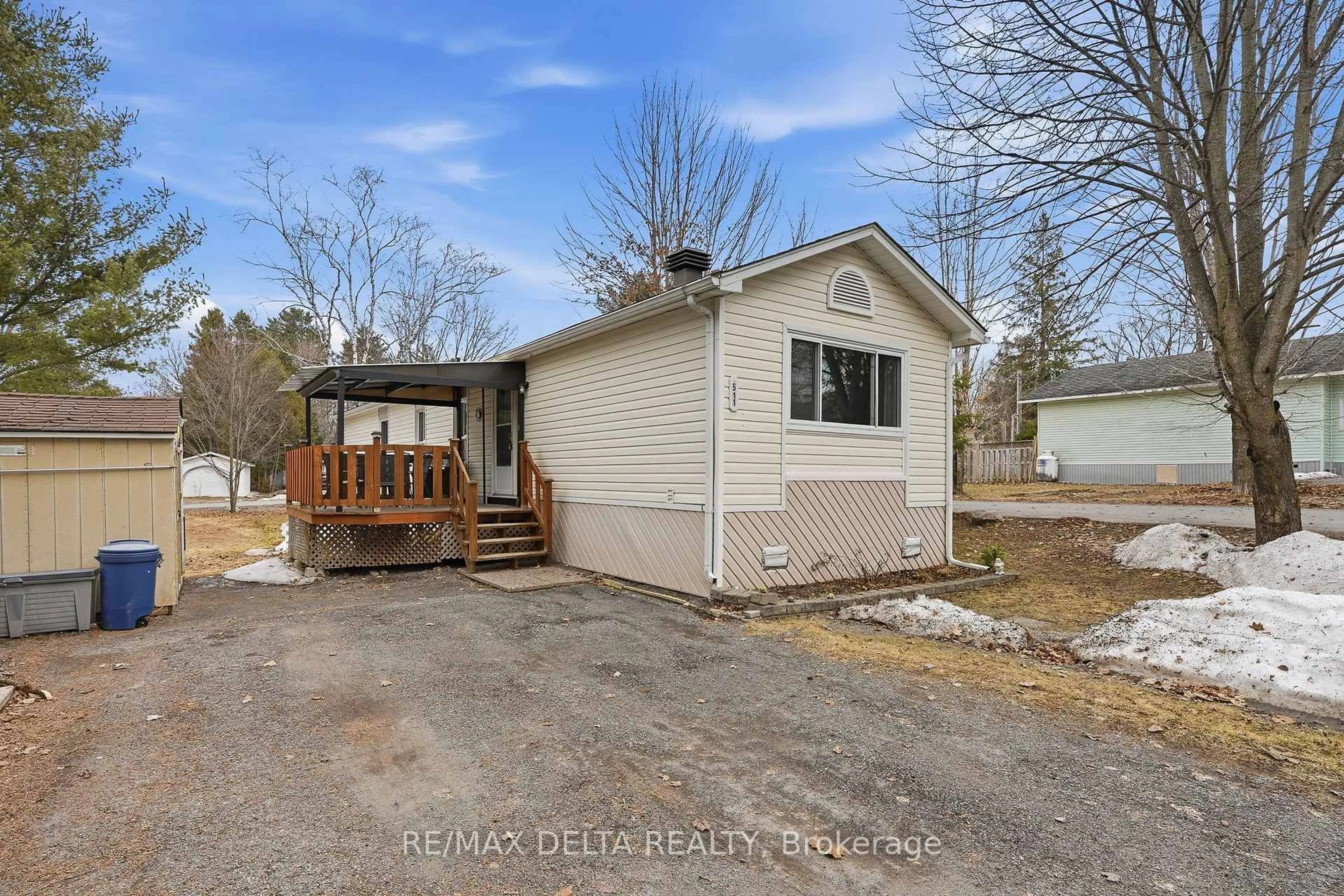 A pic from outside/outdoor area/front of a property/back of a property/a pic from drone, street for 8250 COUNTY ROAD 17 Rd #511, Clarence-Rockland Ontario K4K 1K7