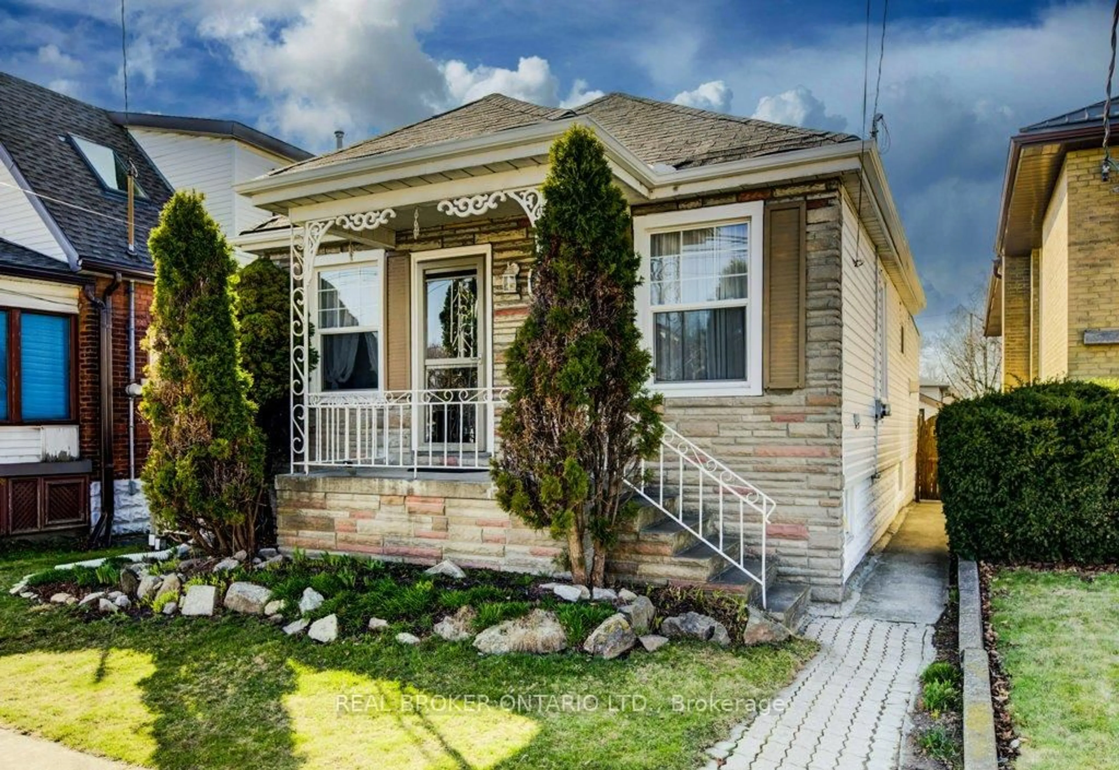 Home with vinyl exterior material, street for 458 Upper Wentworth St, Hamilton Ontario L9A 4T7