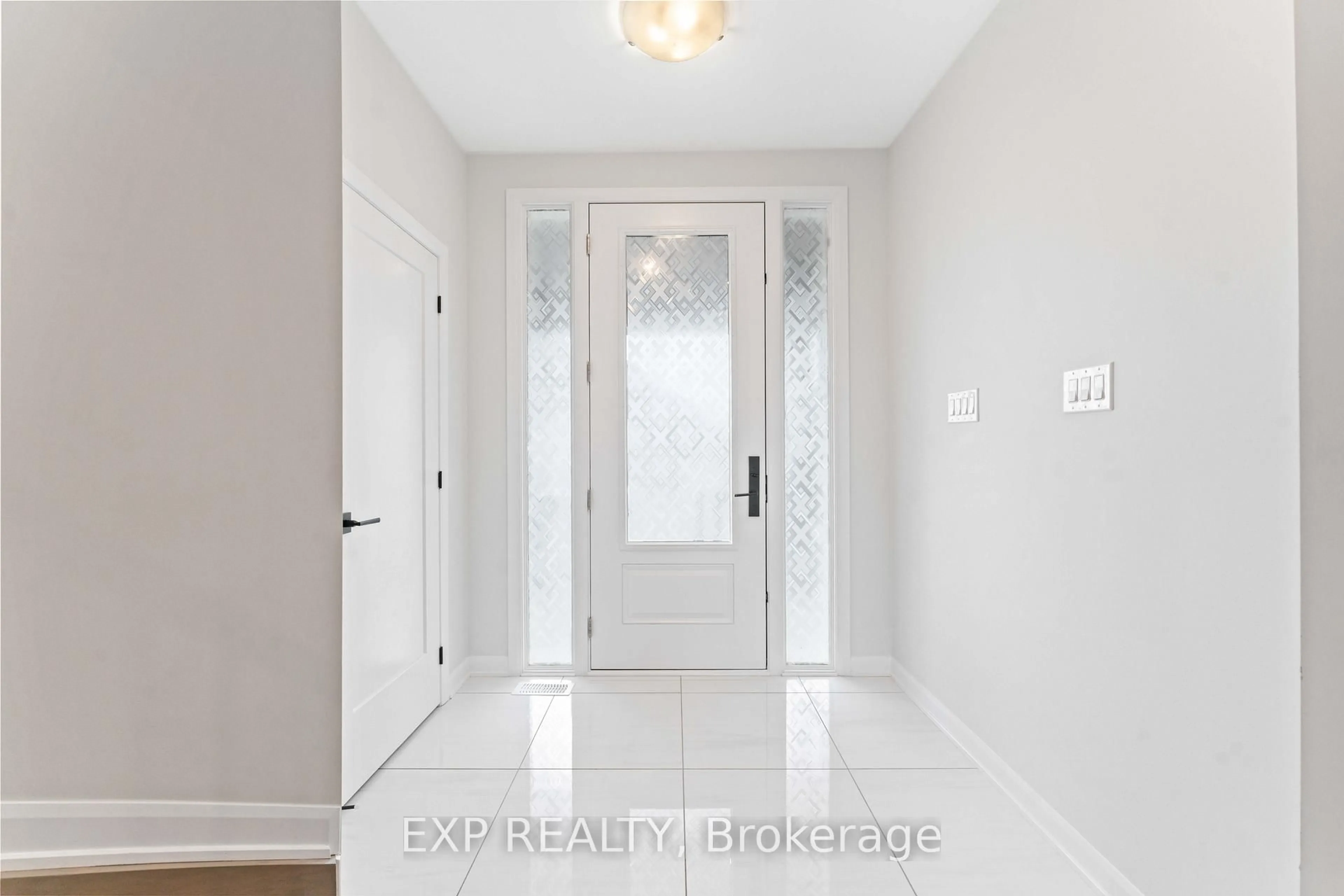 Indoor entryway for 700 Coast Circ, Manotick Ontario K4M 0N2