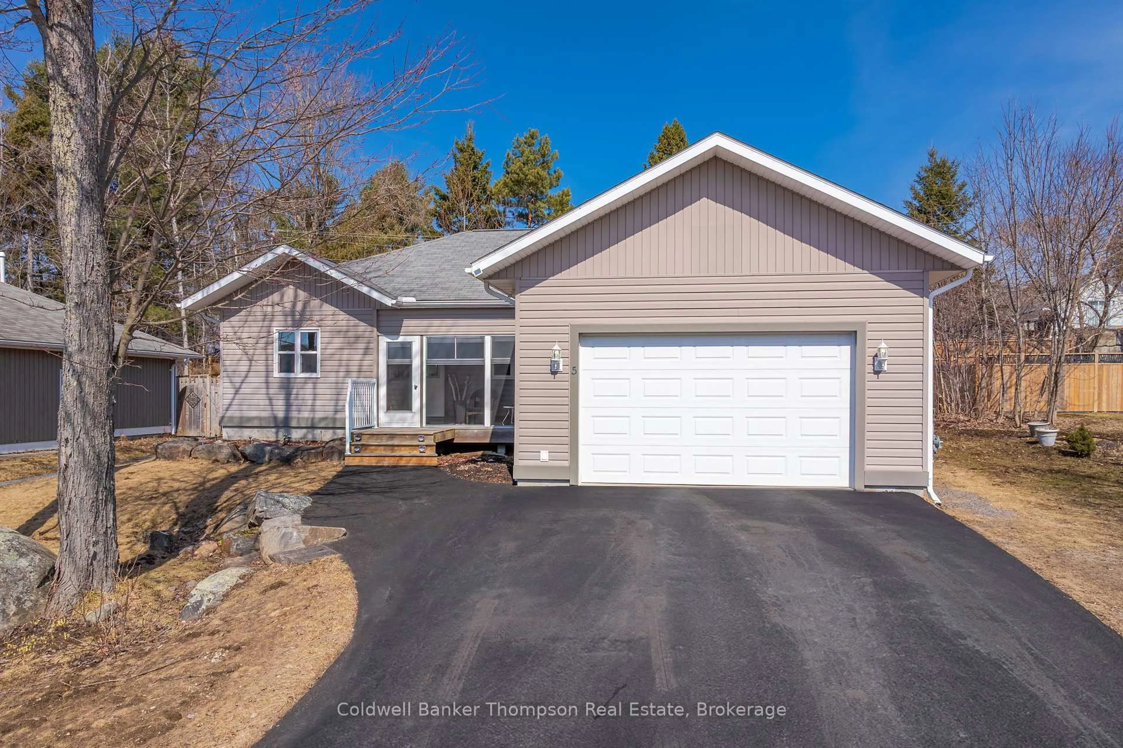 Home with vinyl exterior material, street for 5 Northdown St, Huntsville Ontario P1H 2R3