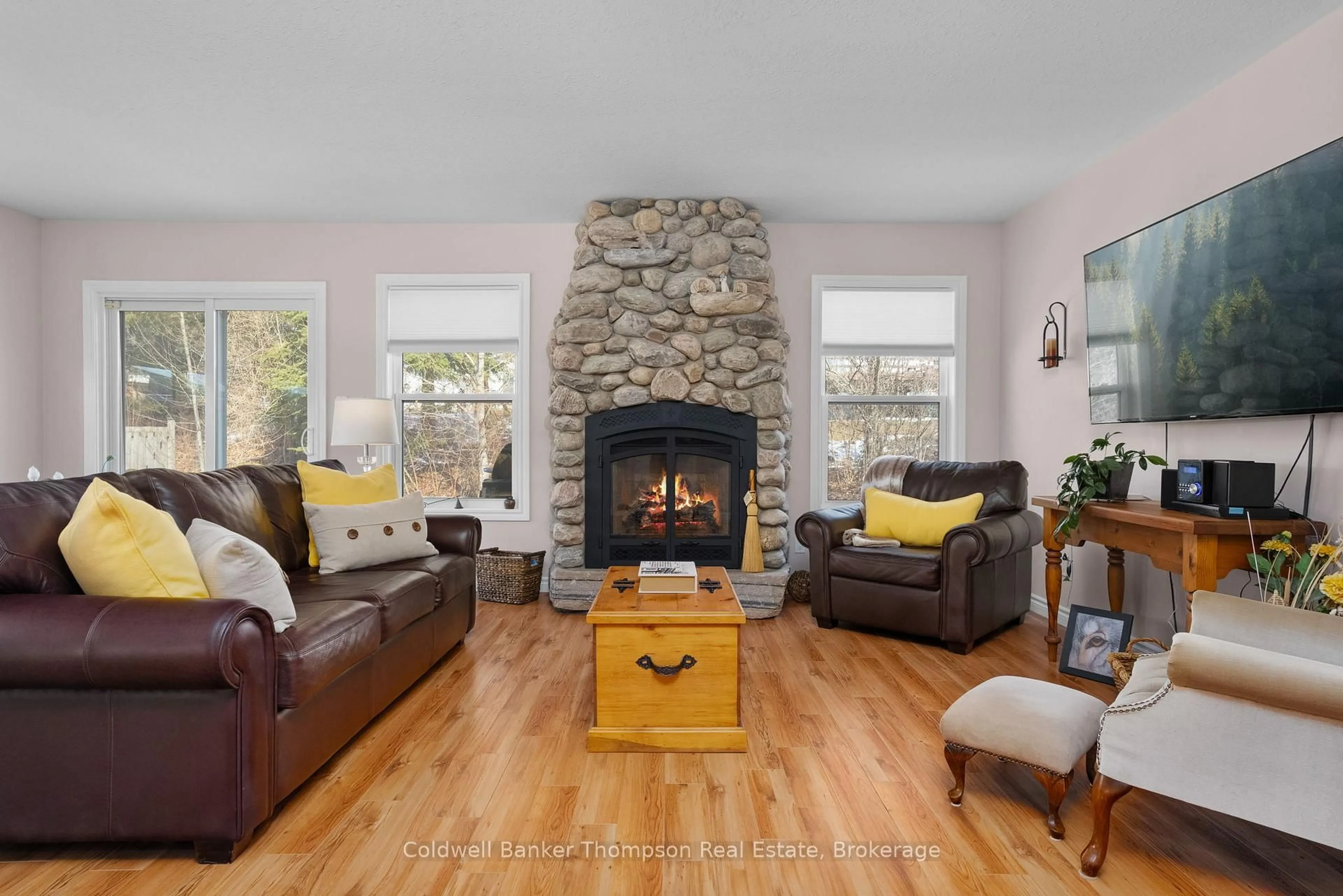 Living room with furniture, unknown for 5 Northdown St, Huntsville Ontario P1H 2R3