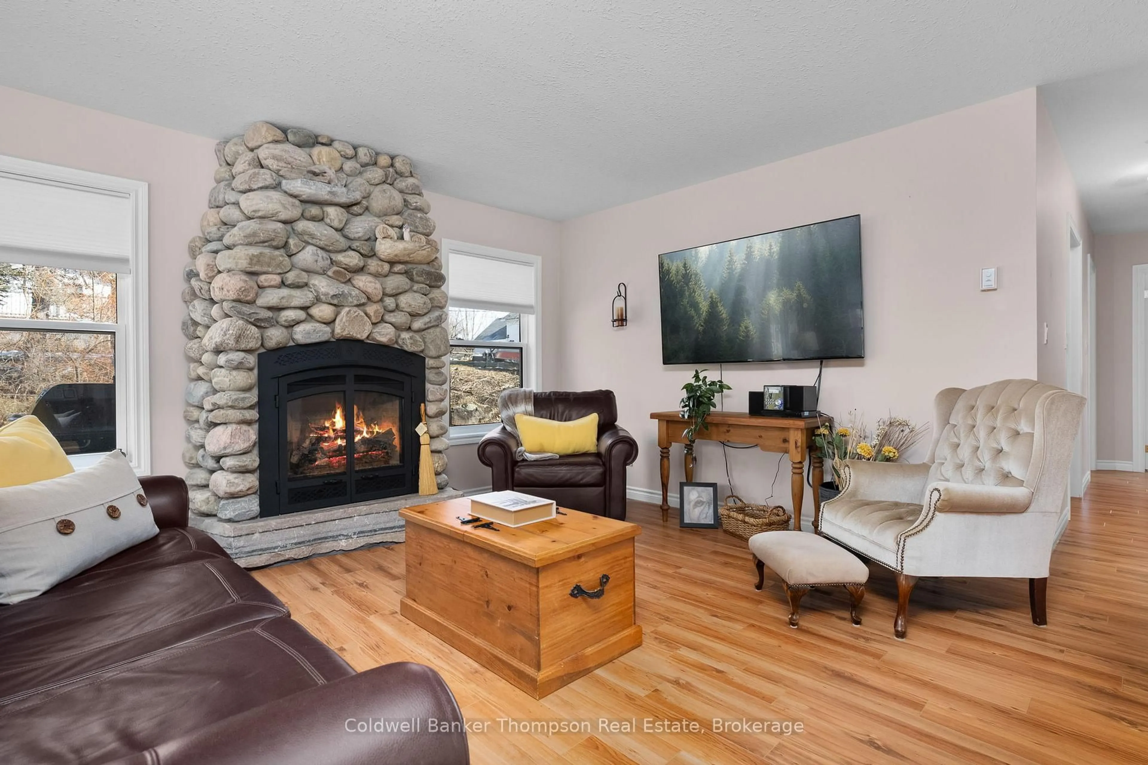 Living room with furniture, wood/laminate floor for 5 Northdown St, Huntsville Ontario P1H 2R3