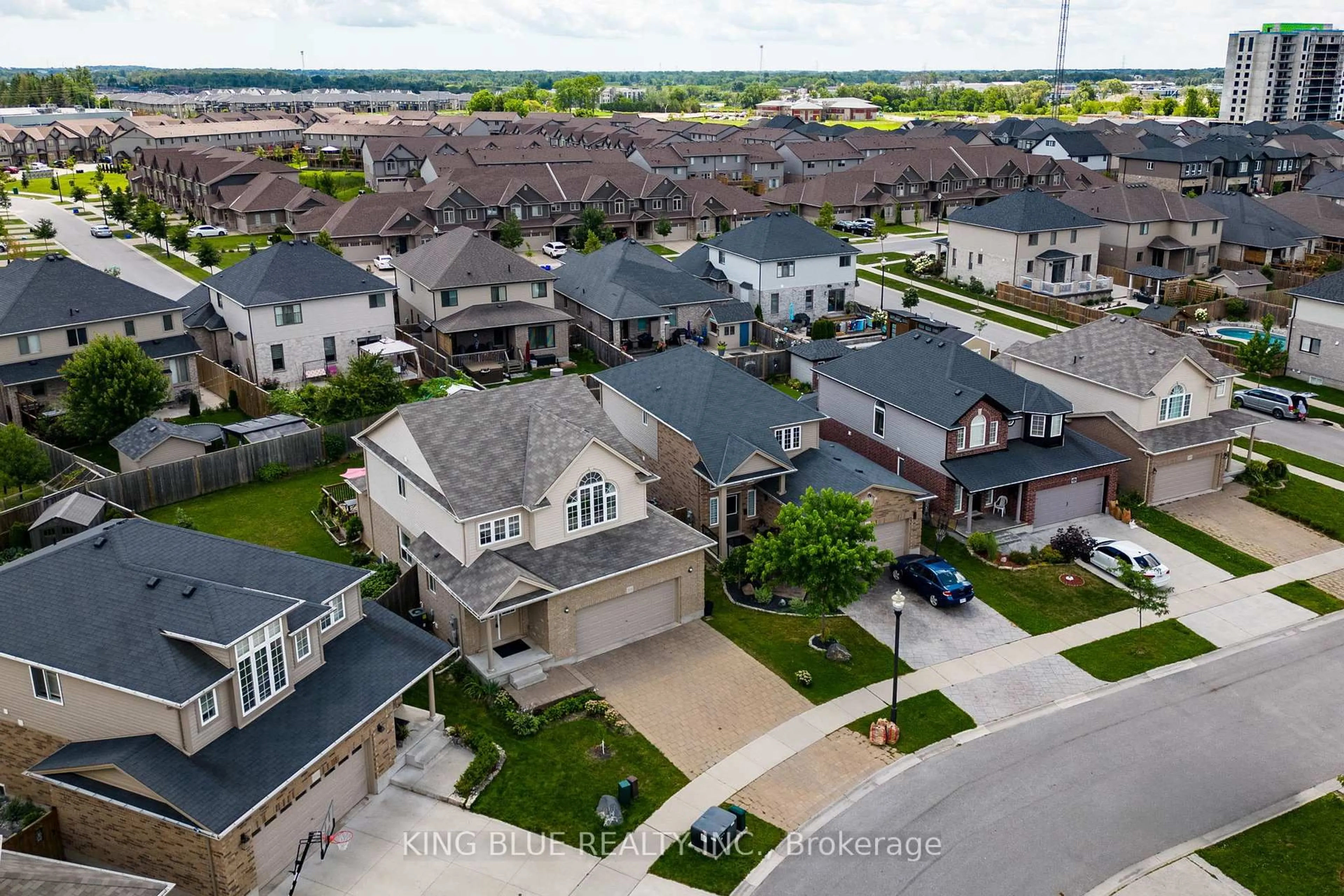 A pic from outside/outdoor area/front of a property/back of a property/a pic from drone, street for 3339 JINNIES Way, London South Ontario N6L 0C5