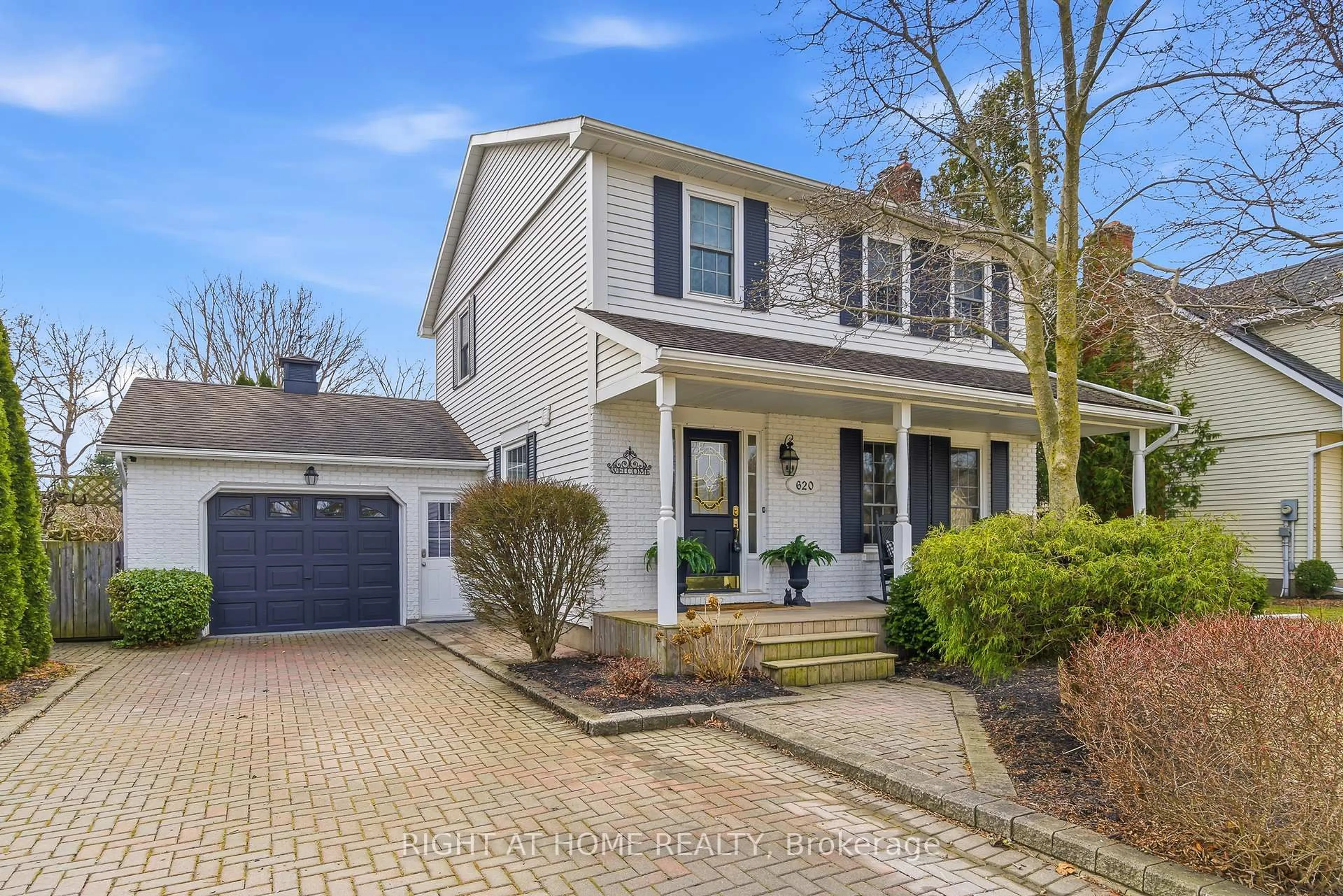 Home with vinyl exterior material, street for 620 Charlotte St, Niagara-on-the-Lake Ontario L0S 1J0