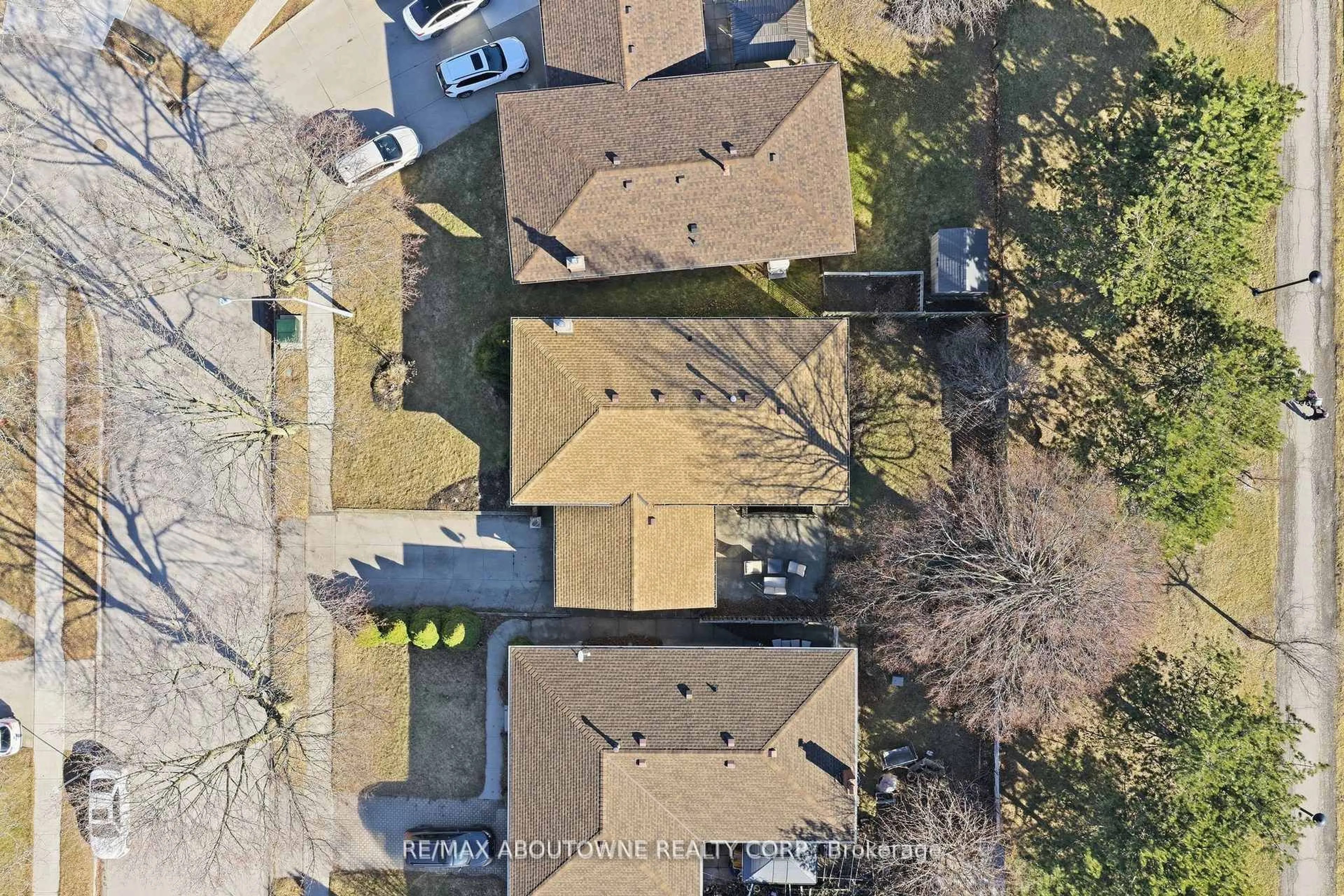 A pic from outside/outdoor area/front of a property/back of a property/a pic from drone, street for 264 Celtic Dr, Hamilton Ontario L8E 2T9