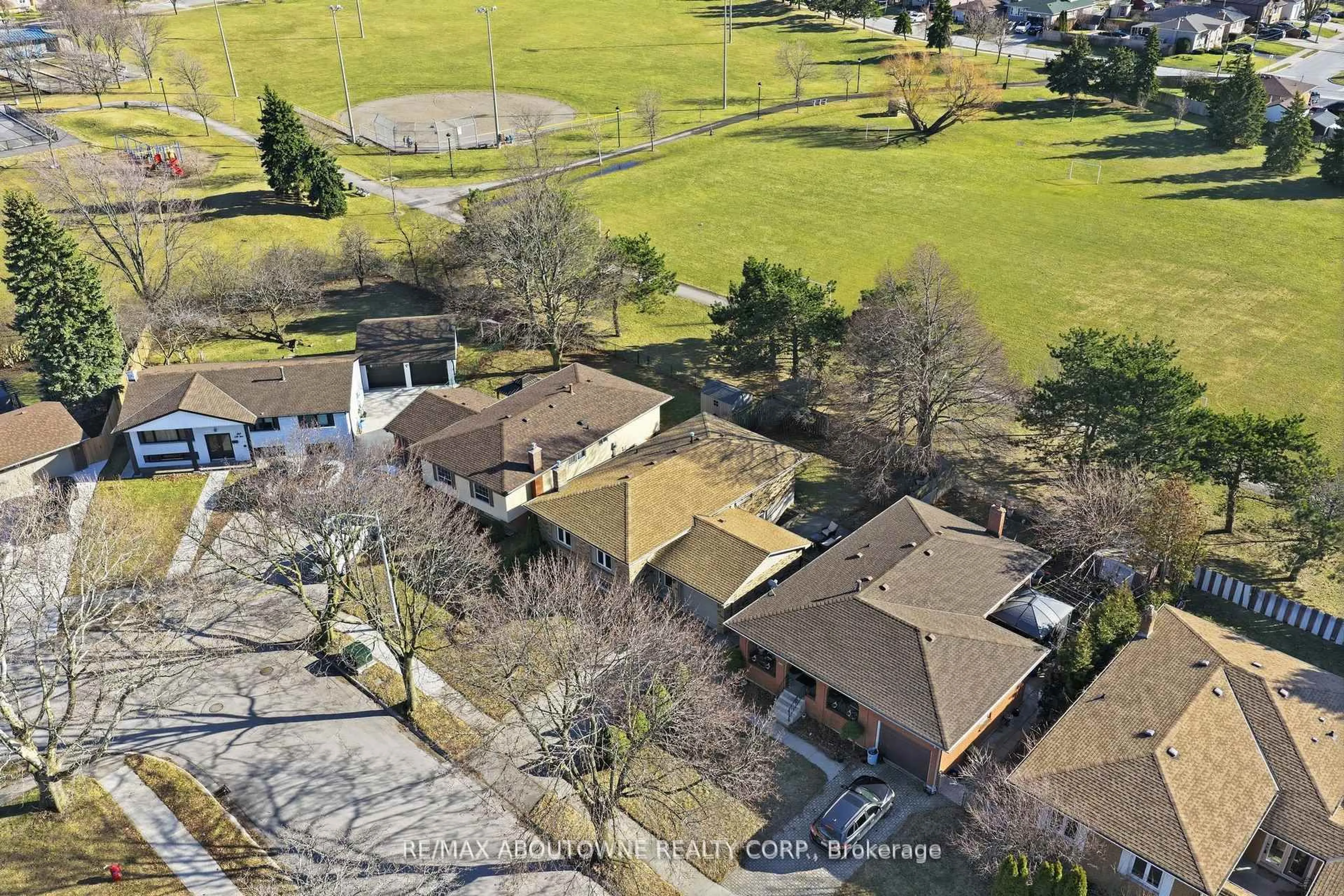 A pic from outside/outdoor area/front of a property/back of a property/a pic from drone, unknown for 264 Celtic Dr, Hamilton Ontario L8E 2T9