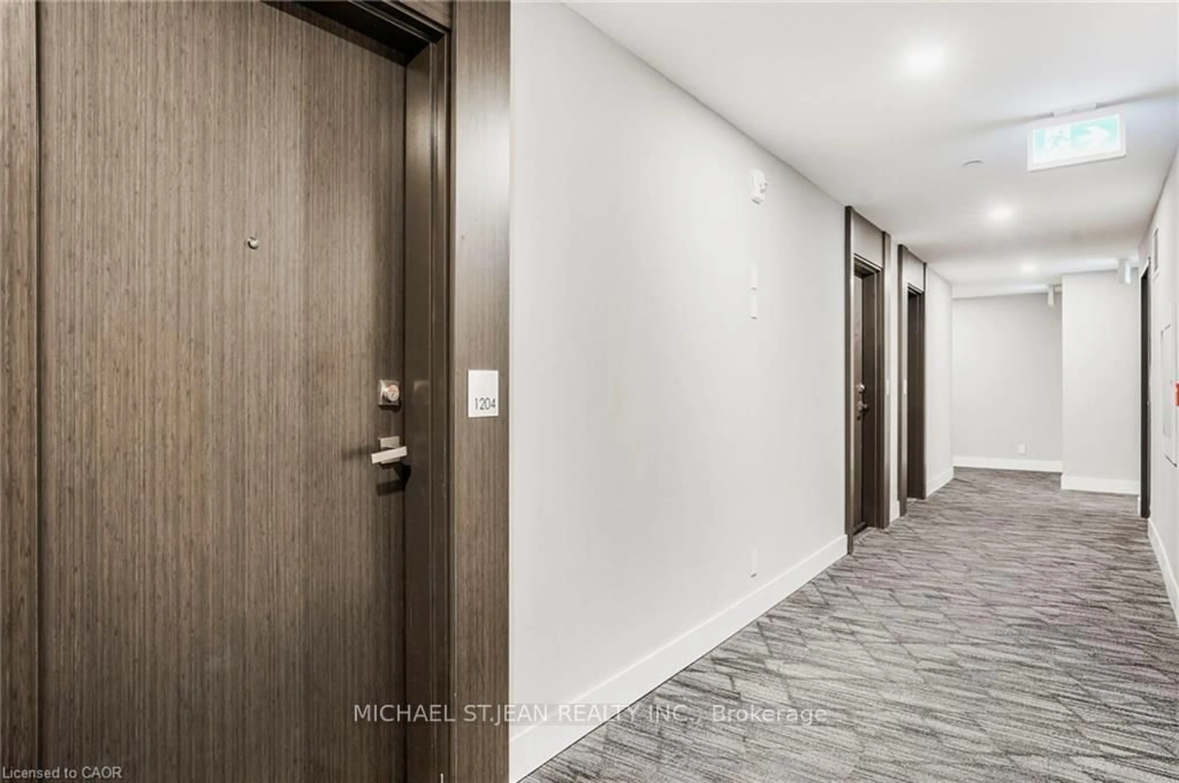 Indoor foyer for 15 Queen St #1204, Hamilton Ontario L8P 3R6