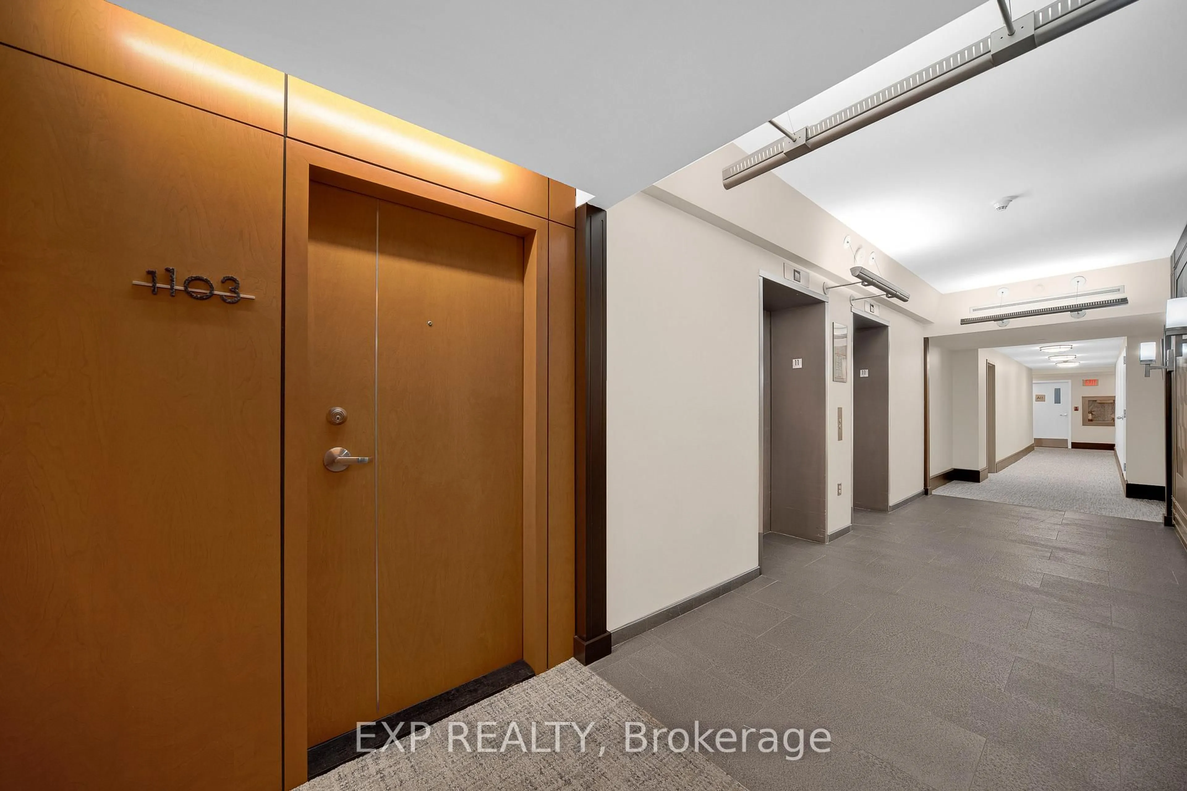 Indoor entryway for 90 George St #1103, Ottawa Ontario K1N 0A8