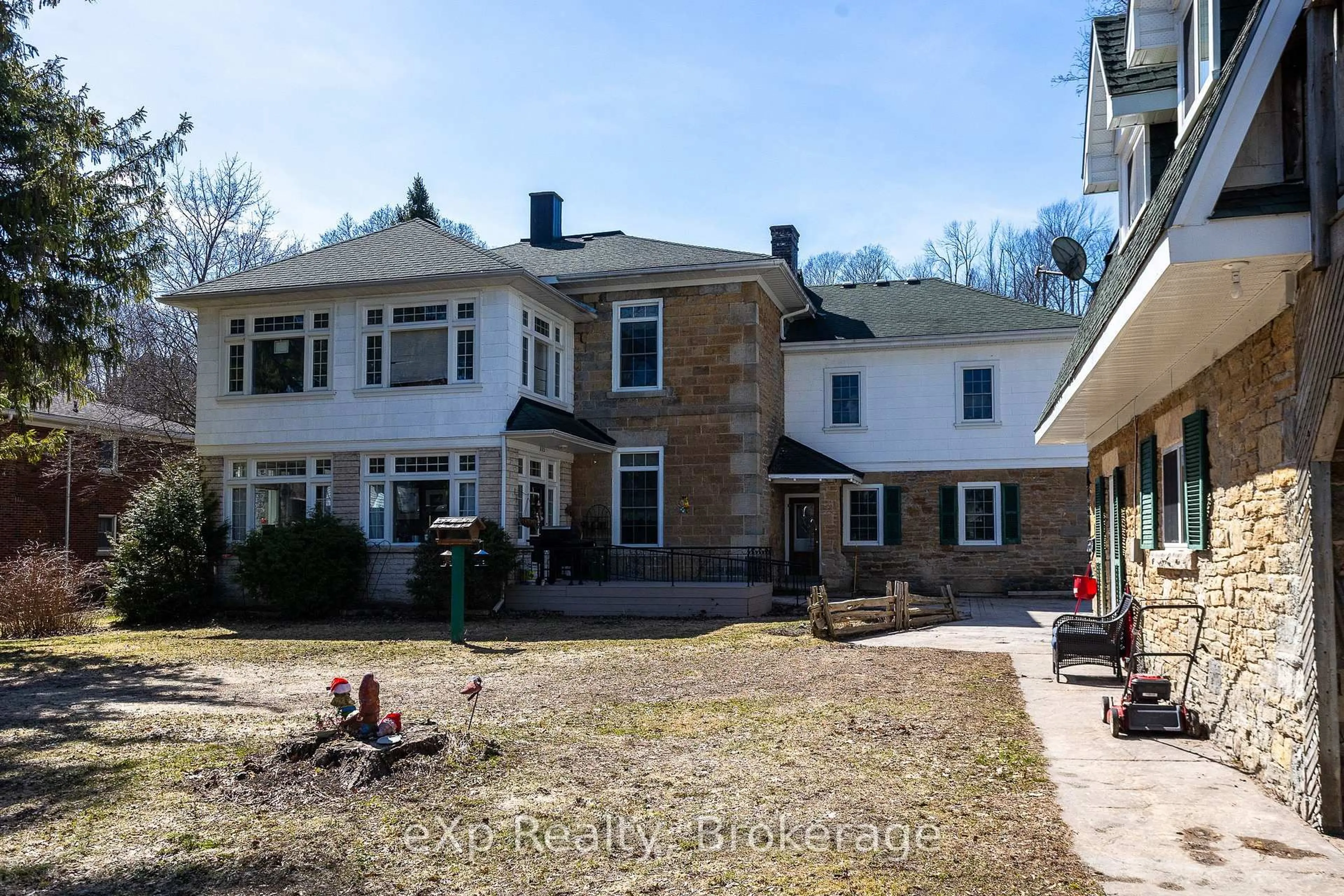 A pic from outside/outdoor area/front of a property/back of a property/a pic from drone, building for 805 3rd Ave, Owen Sound Ontario N4K 4P4