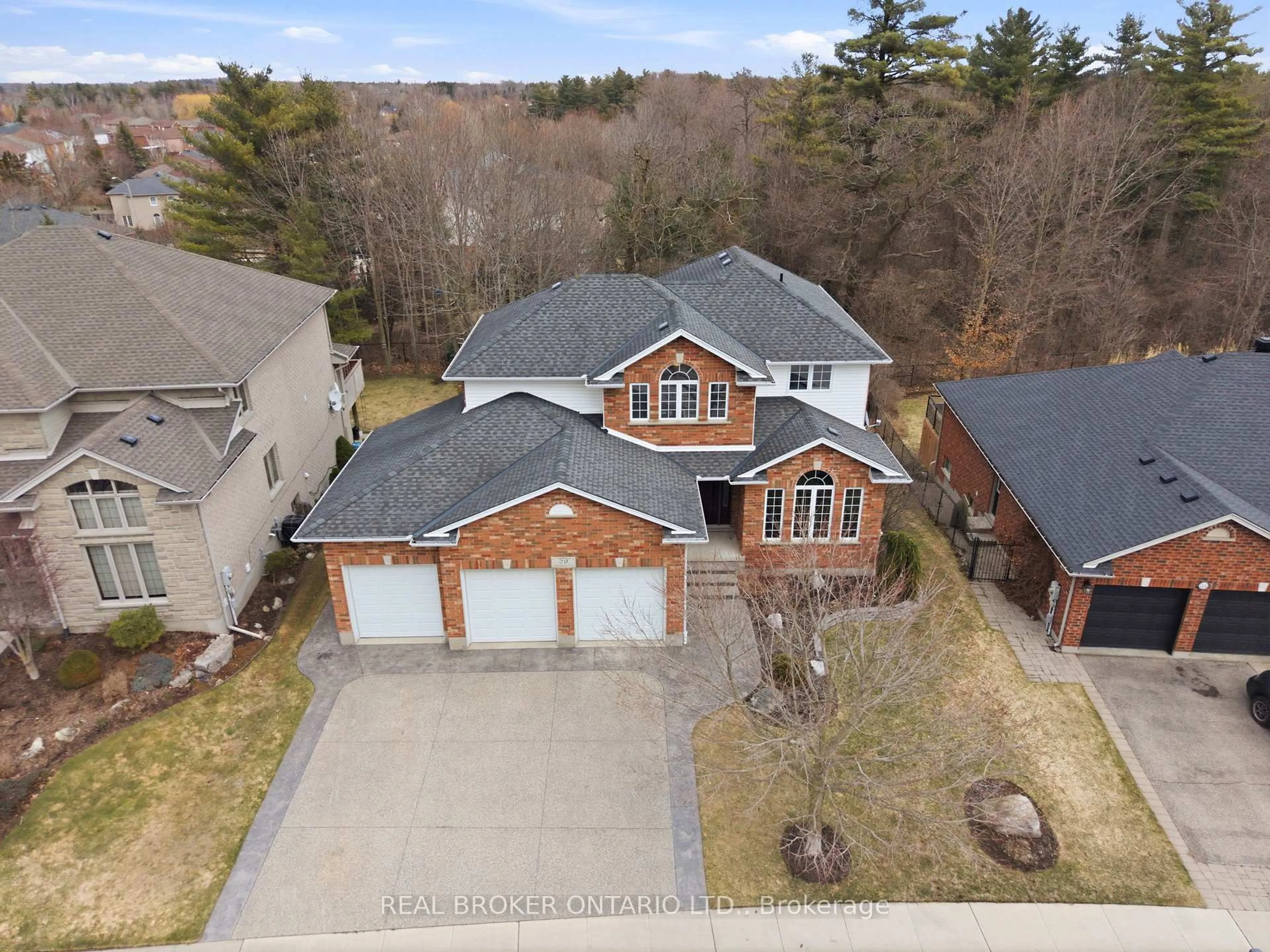 A pic from outside/outdoor area/front of a property/back of a property/a pic from drone, street for 20 Cottonwood Cres, Cambridge Ontario N1T 2A7