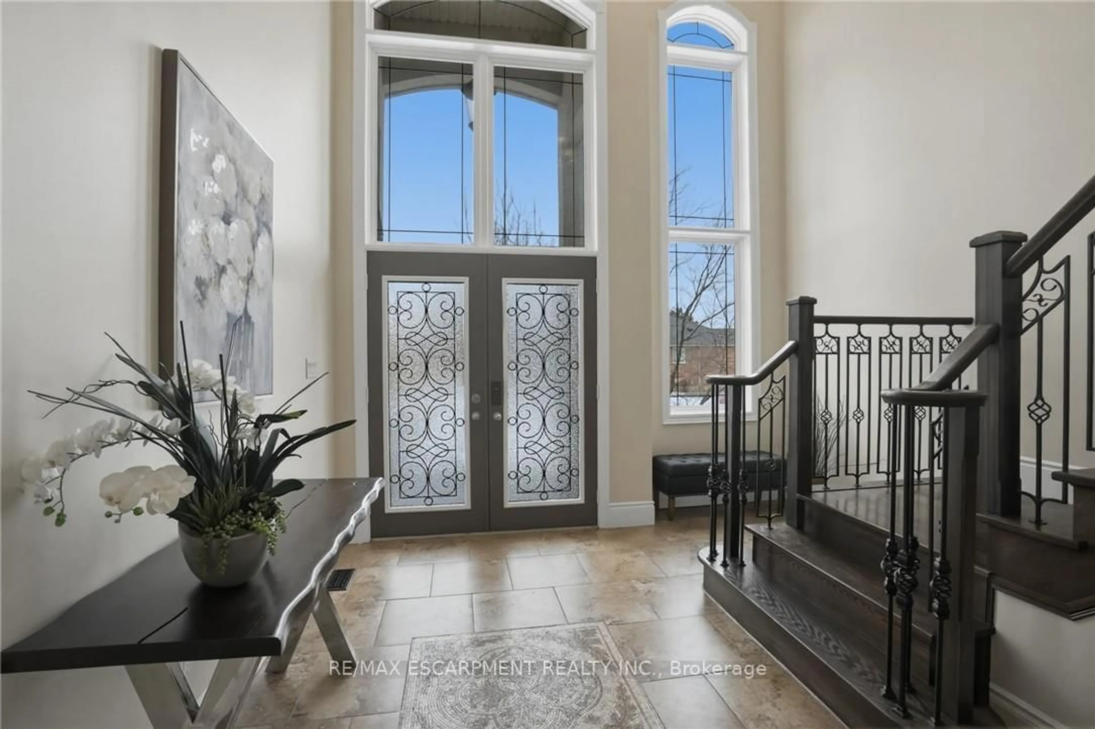 Indoor foyer for 223 Annabelle St, Hamilton Ontario L9C 3T8