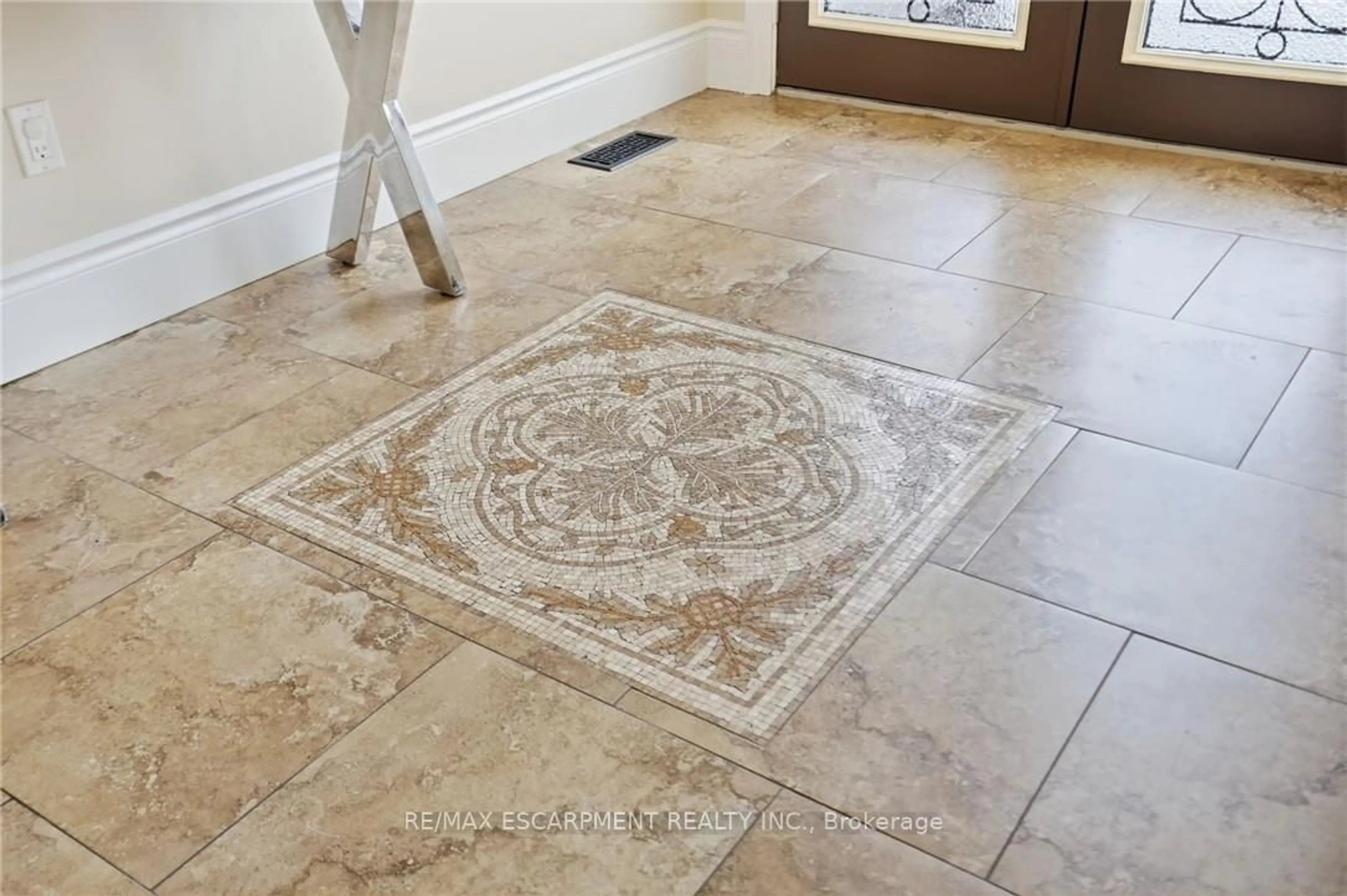 Indoor entryway for 223 Annabelle St, Hamilton Ontario L9C 3T8