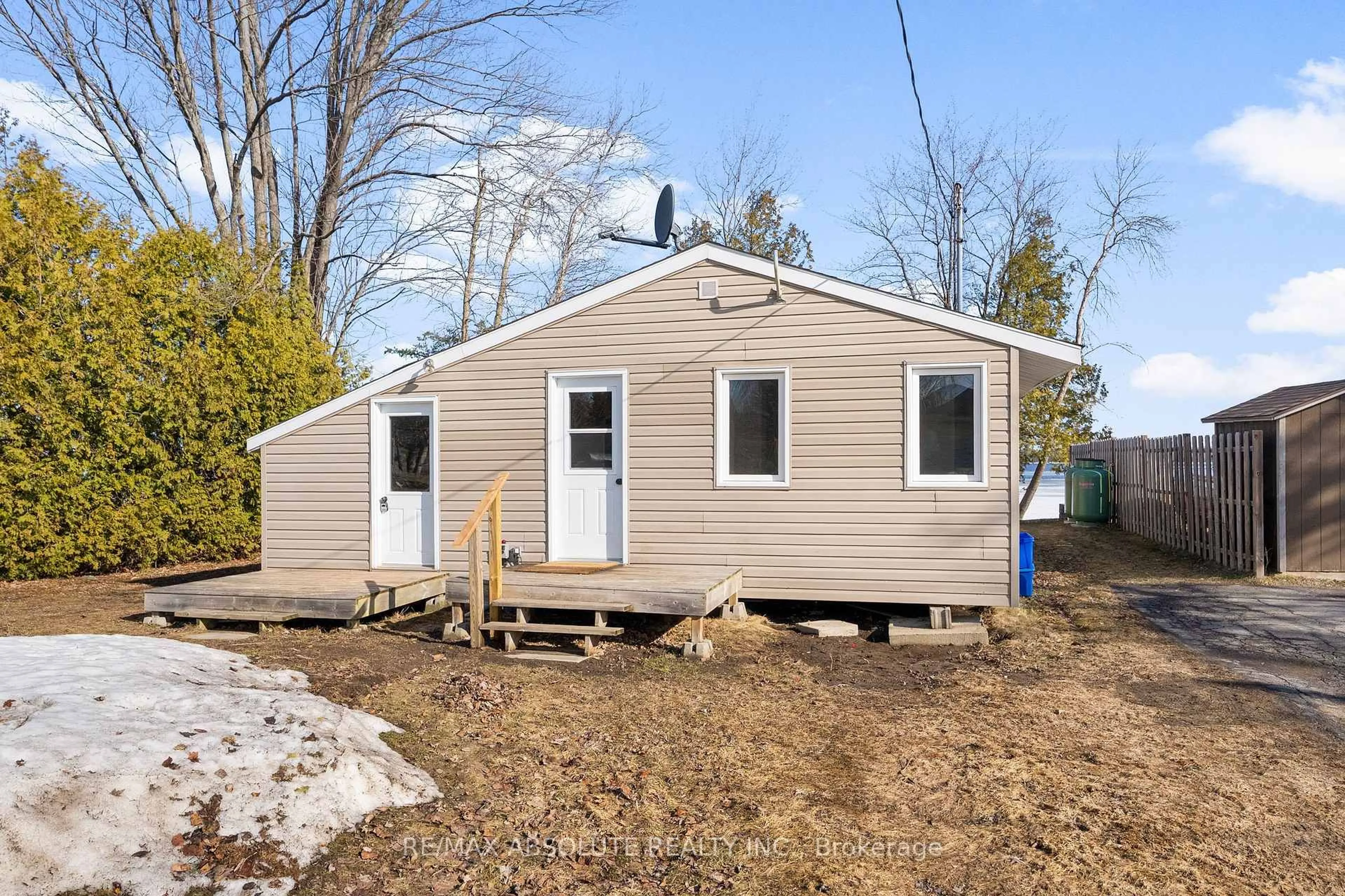 Home with vinyl exterior material, building for 33 B Oakdale Lane, Renfrew Ontario K7V 3Z8