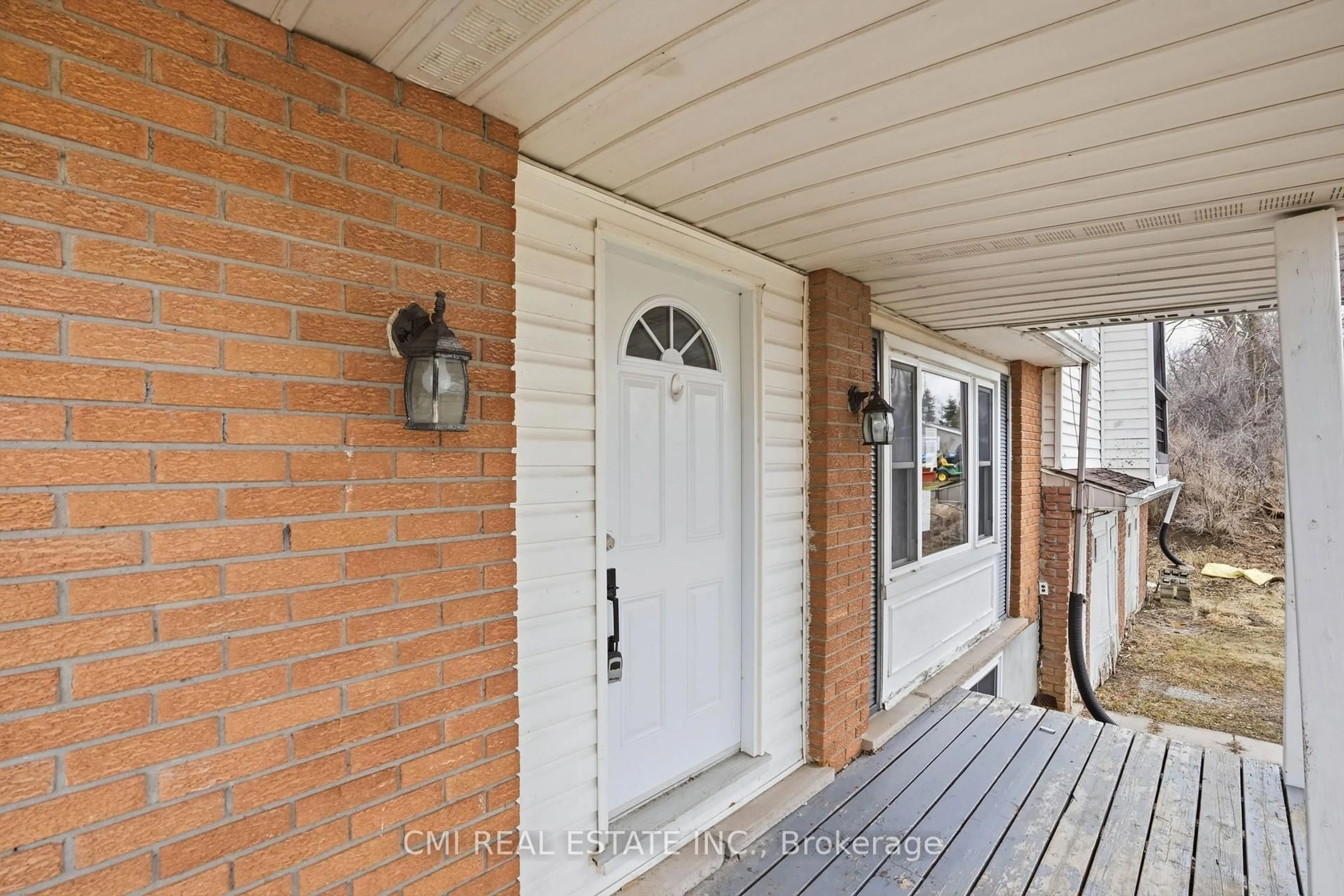 Indoor entryway for 692 Emily Park Rd, Kawartha Lakes Ontario K0L 2W0