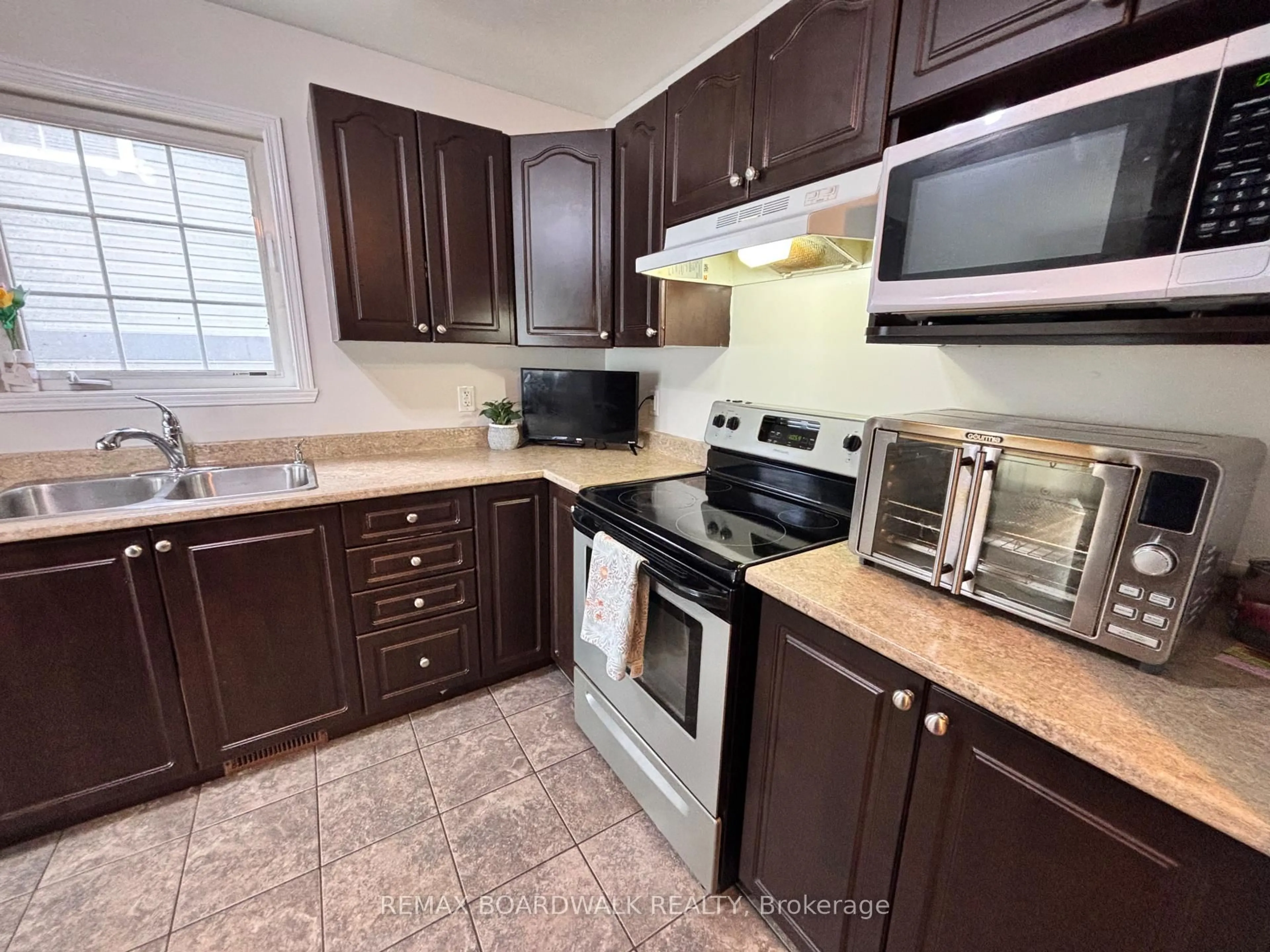 Standard kitchen, ceramic/tile floor for 240 Eliot St, Clarence-Rockland Ontario K4K 0E6