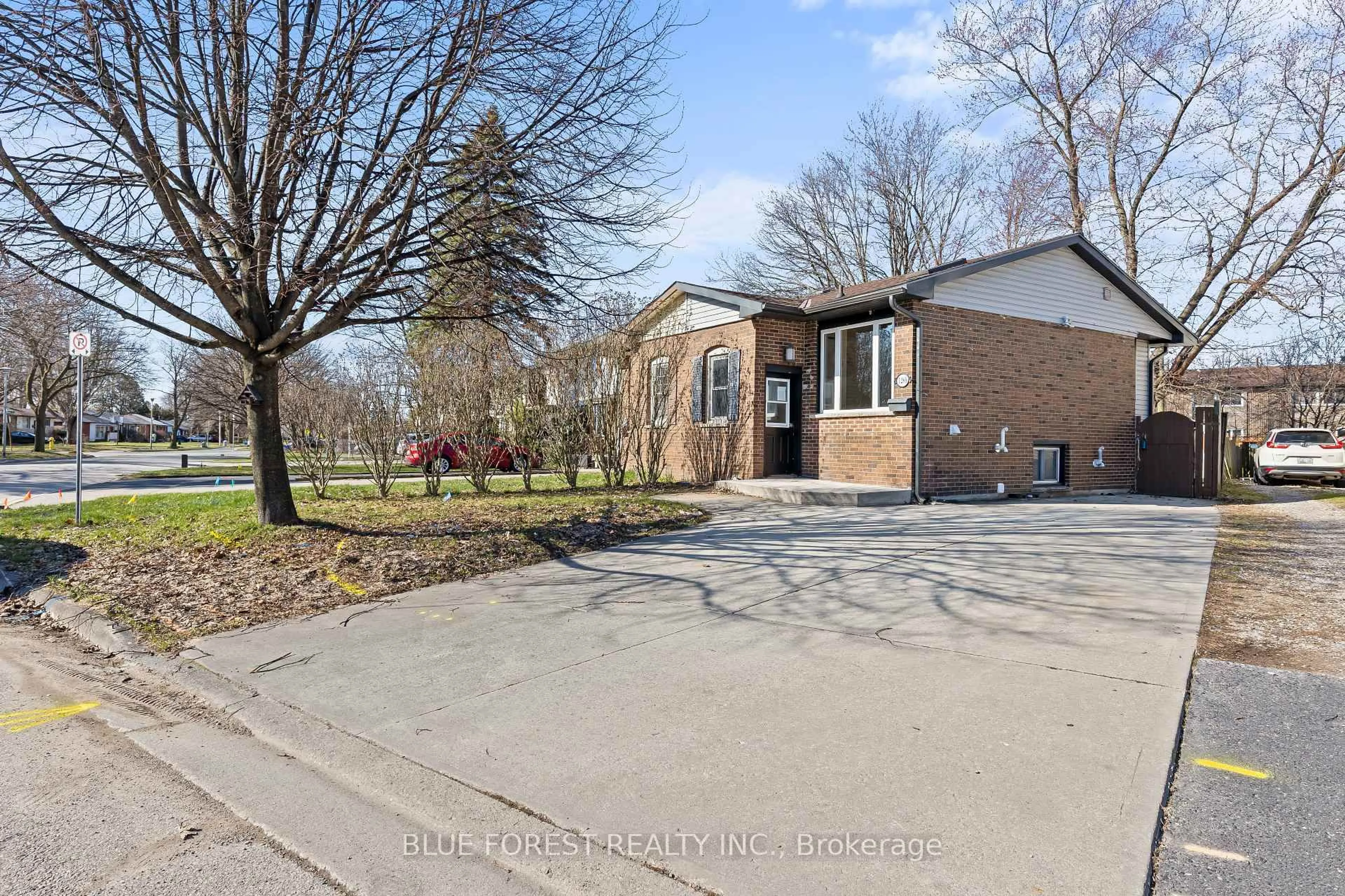 A pic from outside/outdoor area/front of a property/back of a property/a pic from drone, street for 1289 Sorrel Rd, London East Ontario N5V 2N6