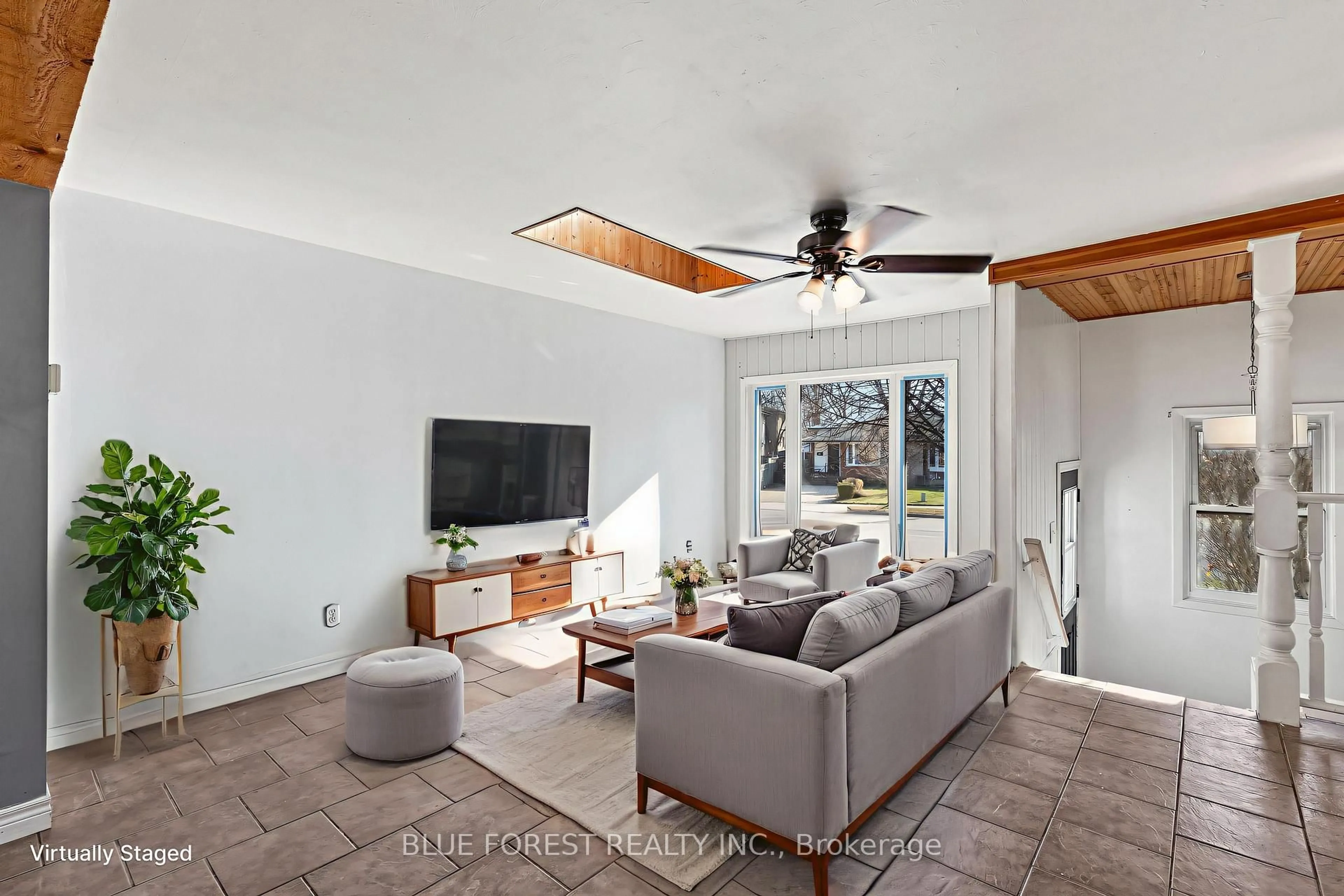 Living room with furniture, ceramic/tile floor for 1289 Sorrel Rd, London East Ontario N5V 2N6