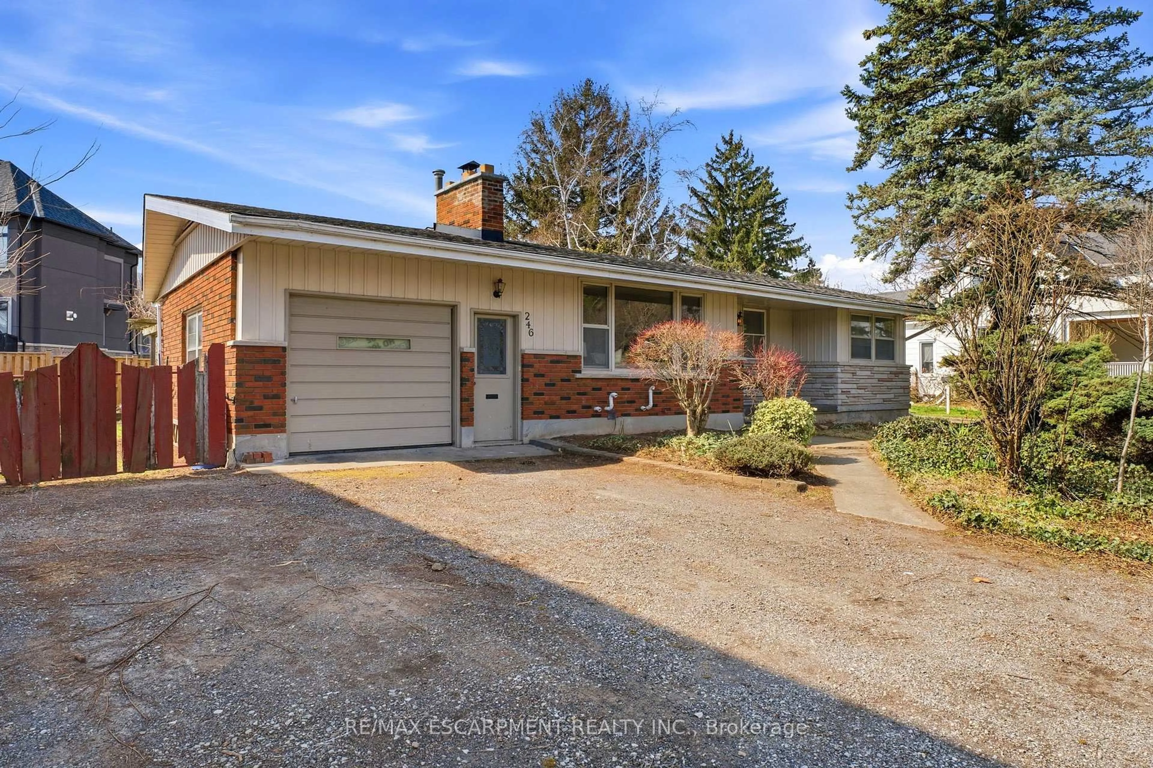 Home with brick exterior material, street for 246 Main St, Grimsby Ontario L3M 1P6