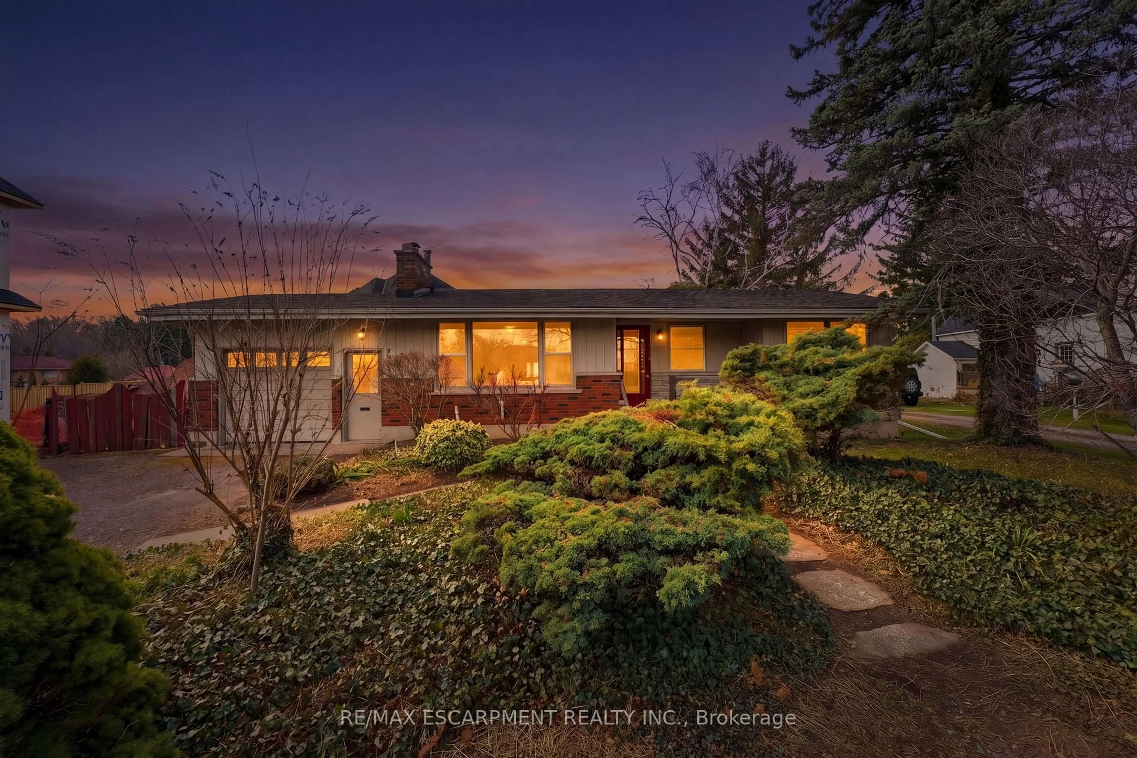 A pic from outside/outdoor area/front of a property/back of a property/a pic from drone, unknown for 246 Main St, Grimsby Ontario L3M 1P6