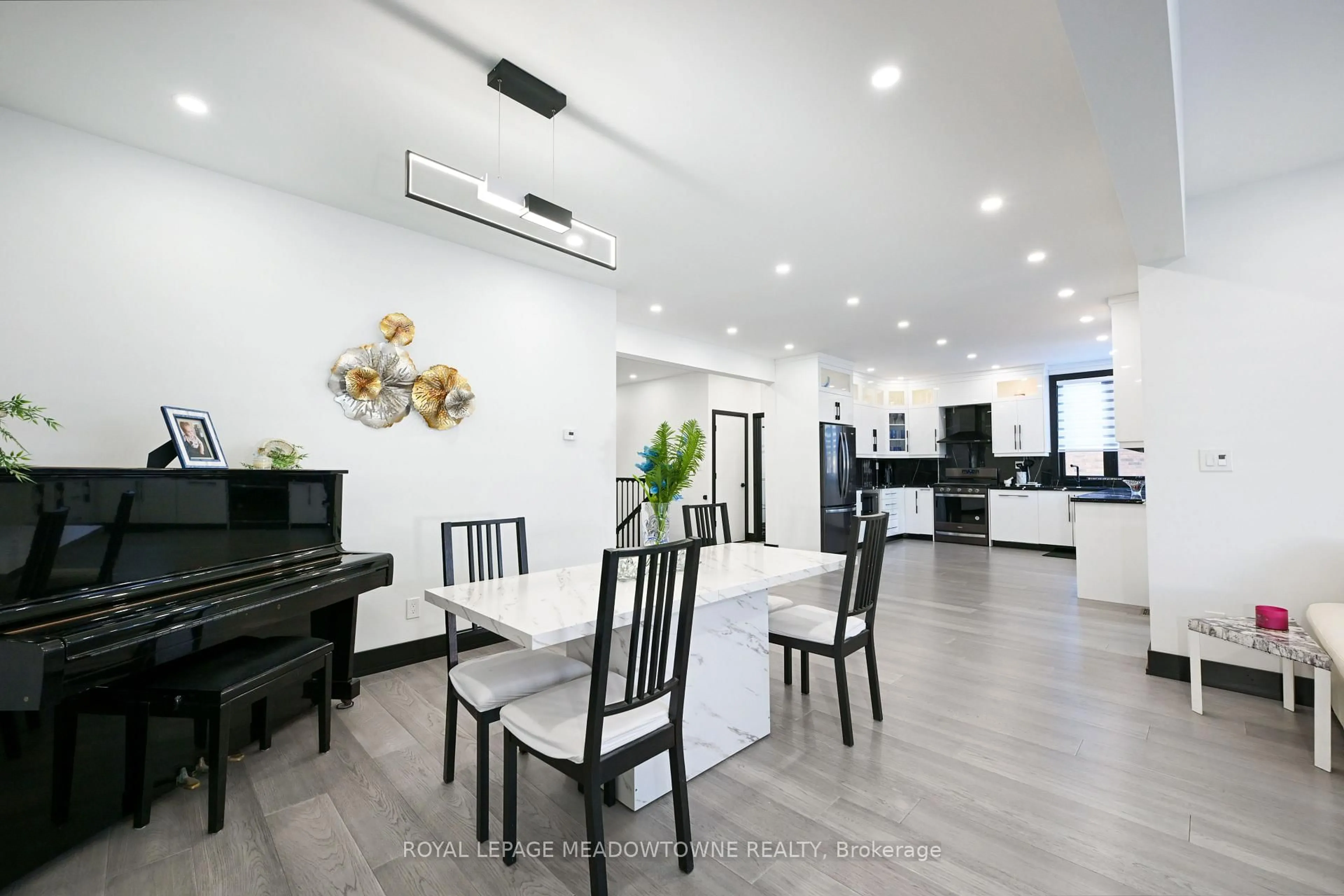 Unknown for 374 Highway 8, Hamilton Ontario L8G 1E8