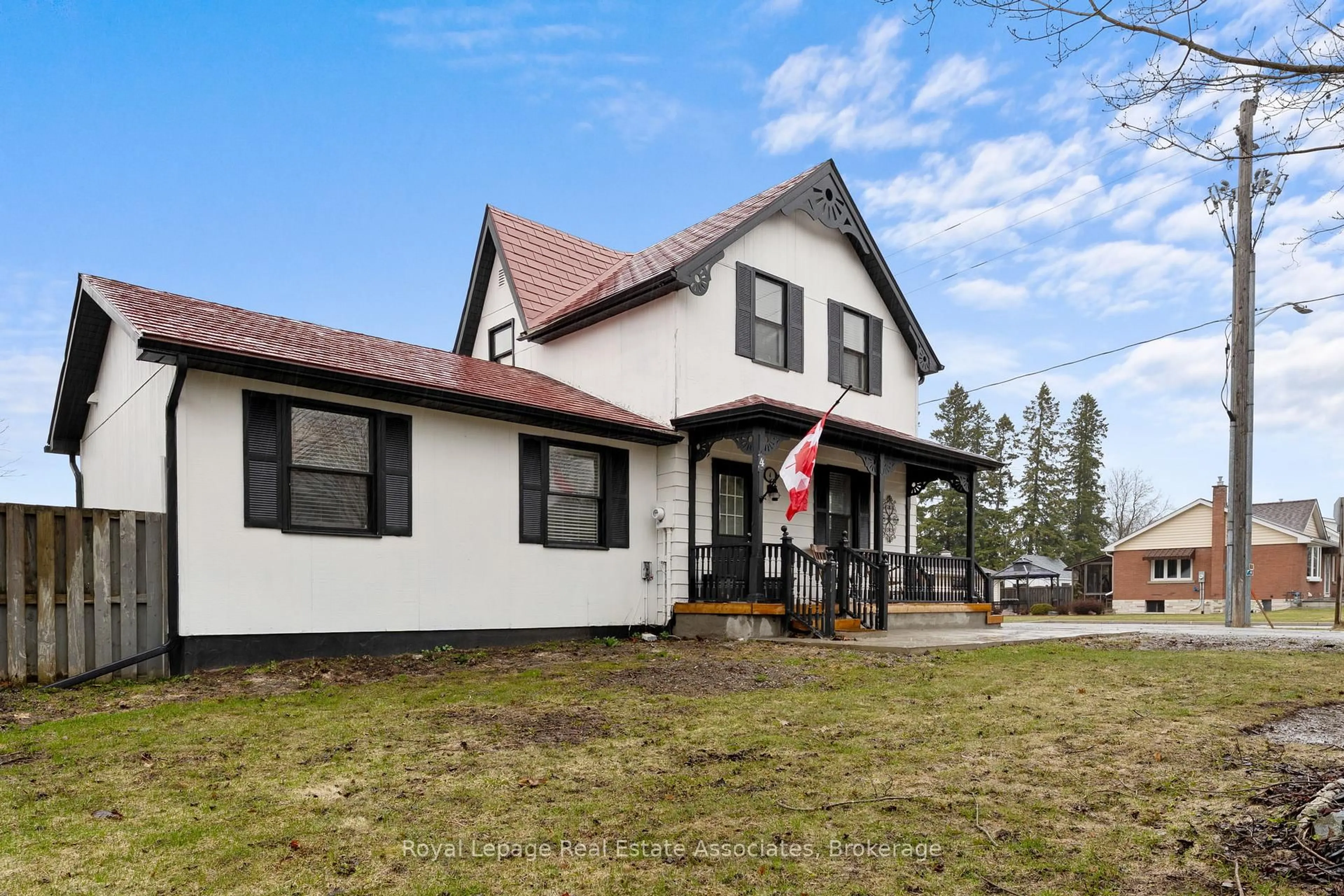 Home with vinyl exterior material, building for 4 Dundas St, Erin Ontario N0B 1T0