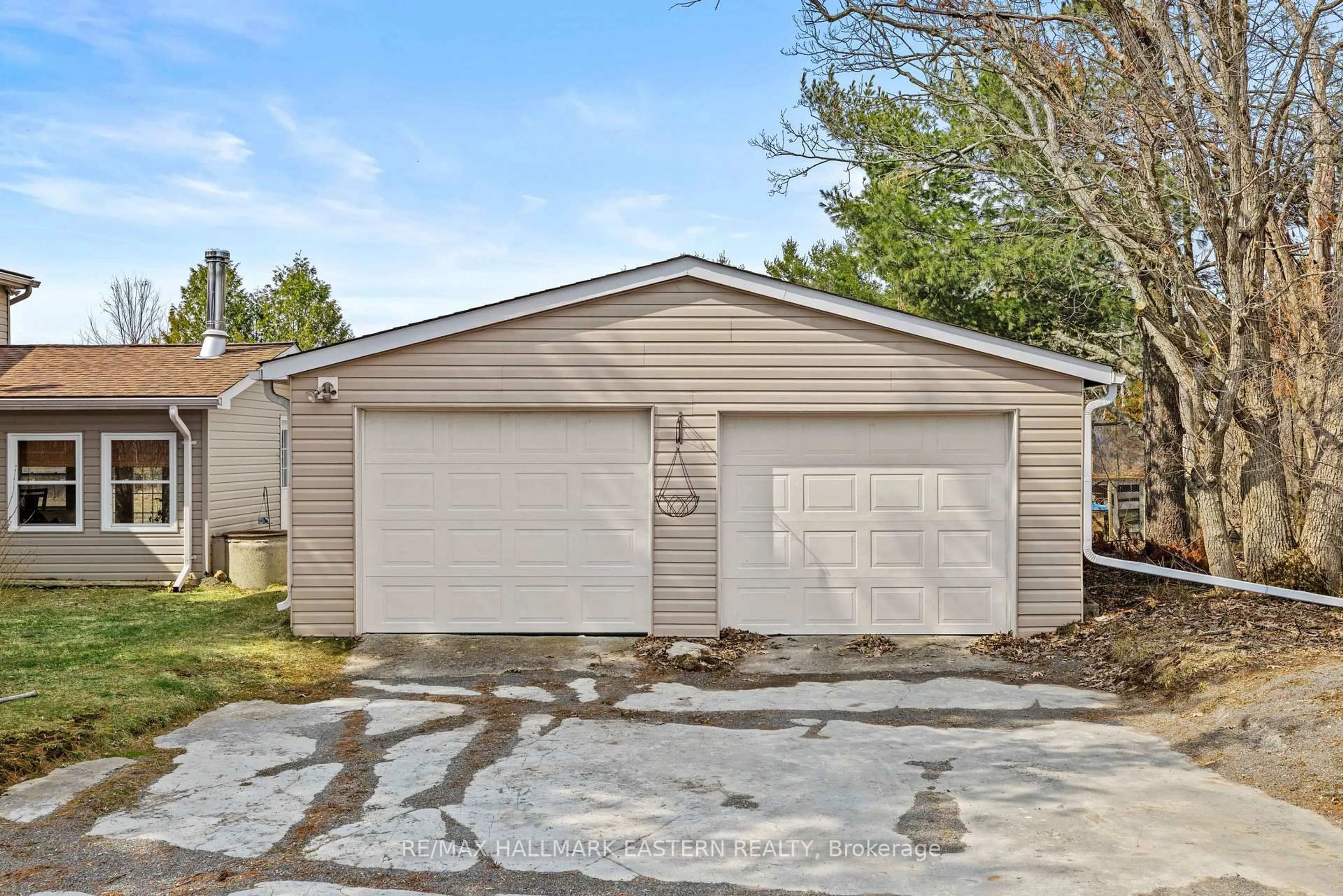 Indoor garage for 700 Golf Course Rd, Douro-Dummer Ontario K0L 2H0