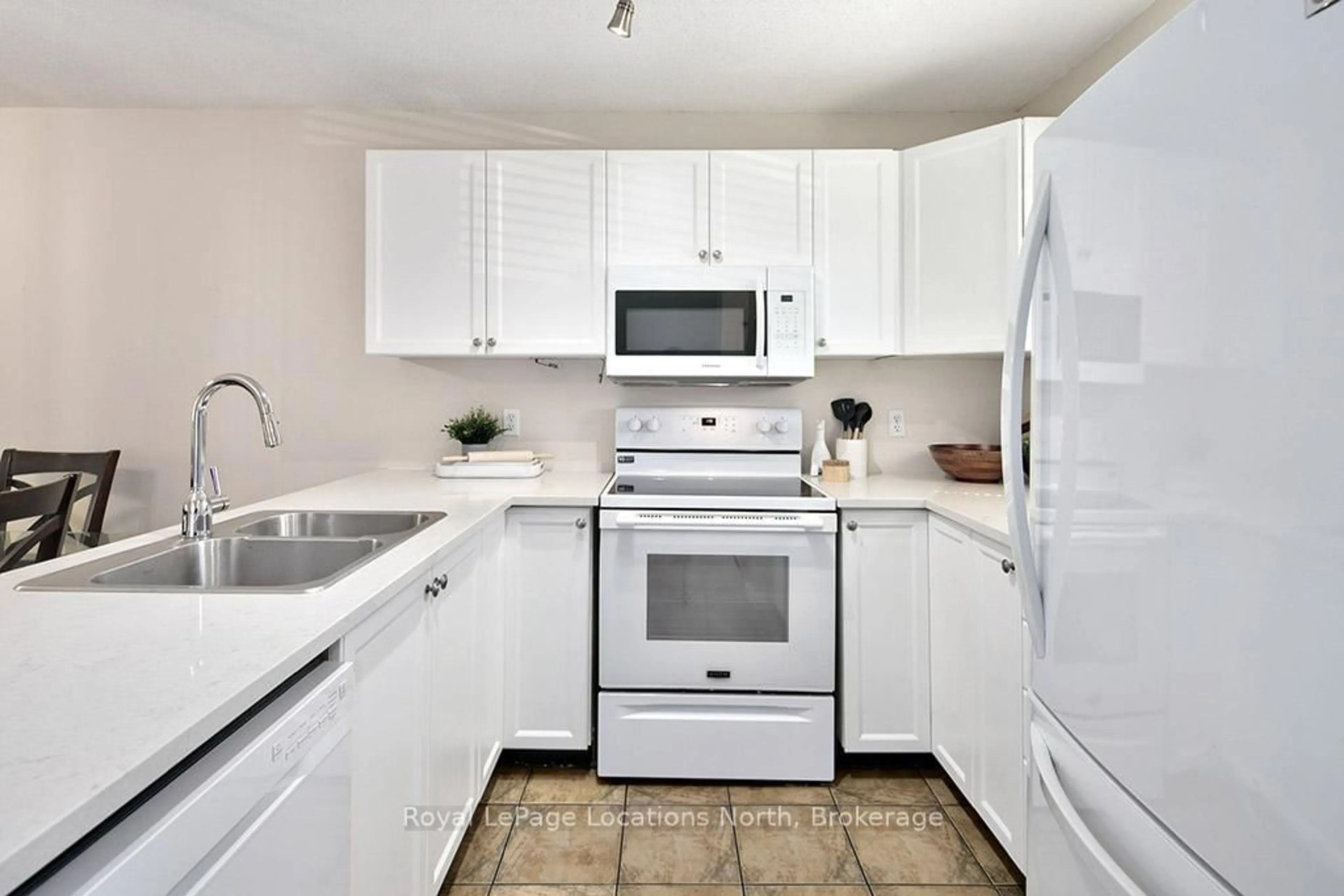 Standard kitchen, unknown for 100 Alice St #52, Blue Mountains Ontario N0H 2P0