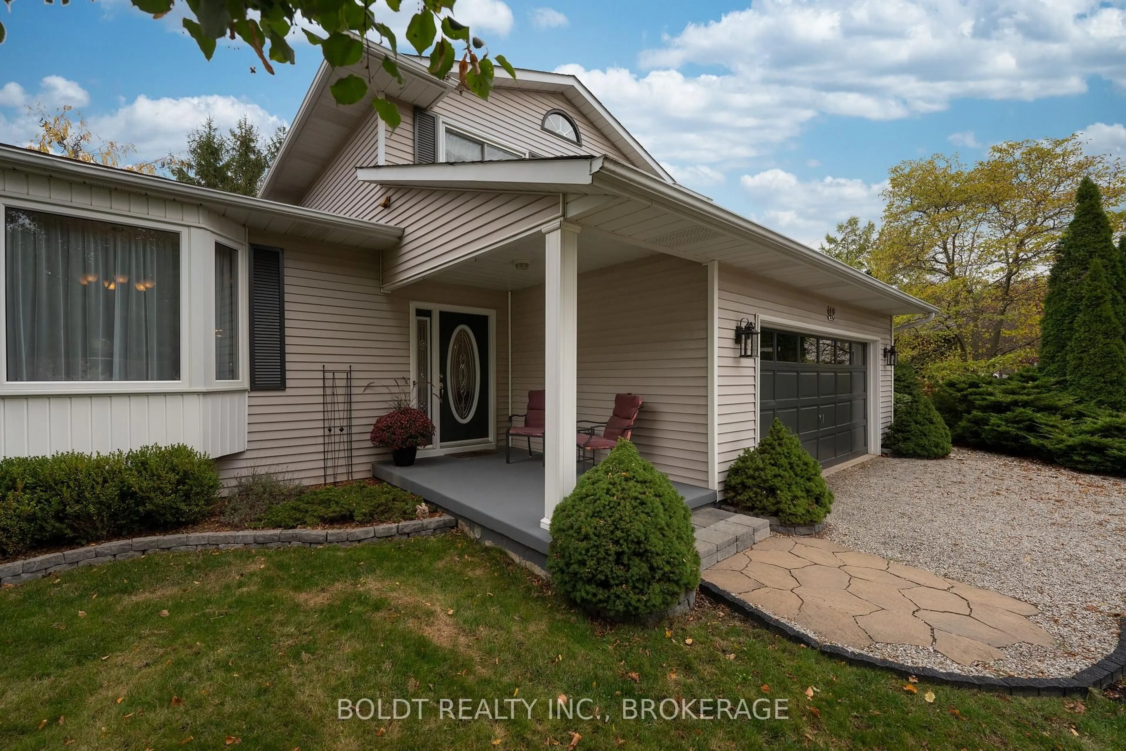 Home with vinyl exterior material, street for 48 Homestead Dr, Niagara-on-the-Lake Ontario L0S 1J0