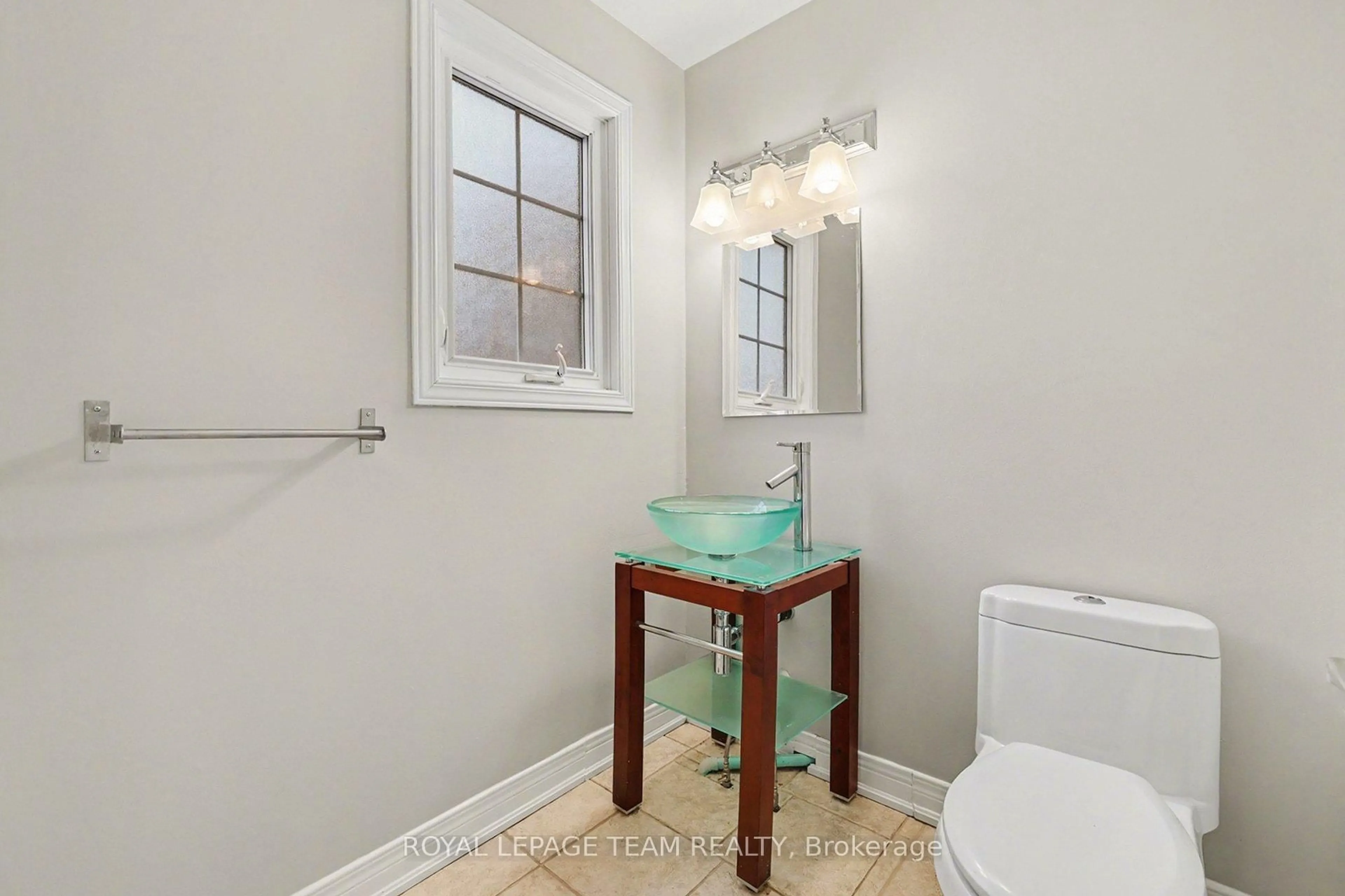 Standard bathroom, ceramic/tile floor for 187 MONTEREY Dr, Ottawa Ontario K2H 7A9