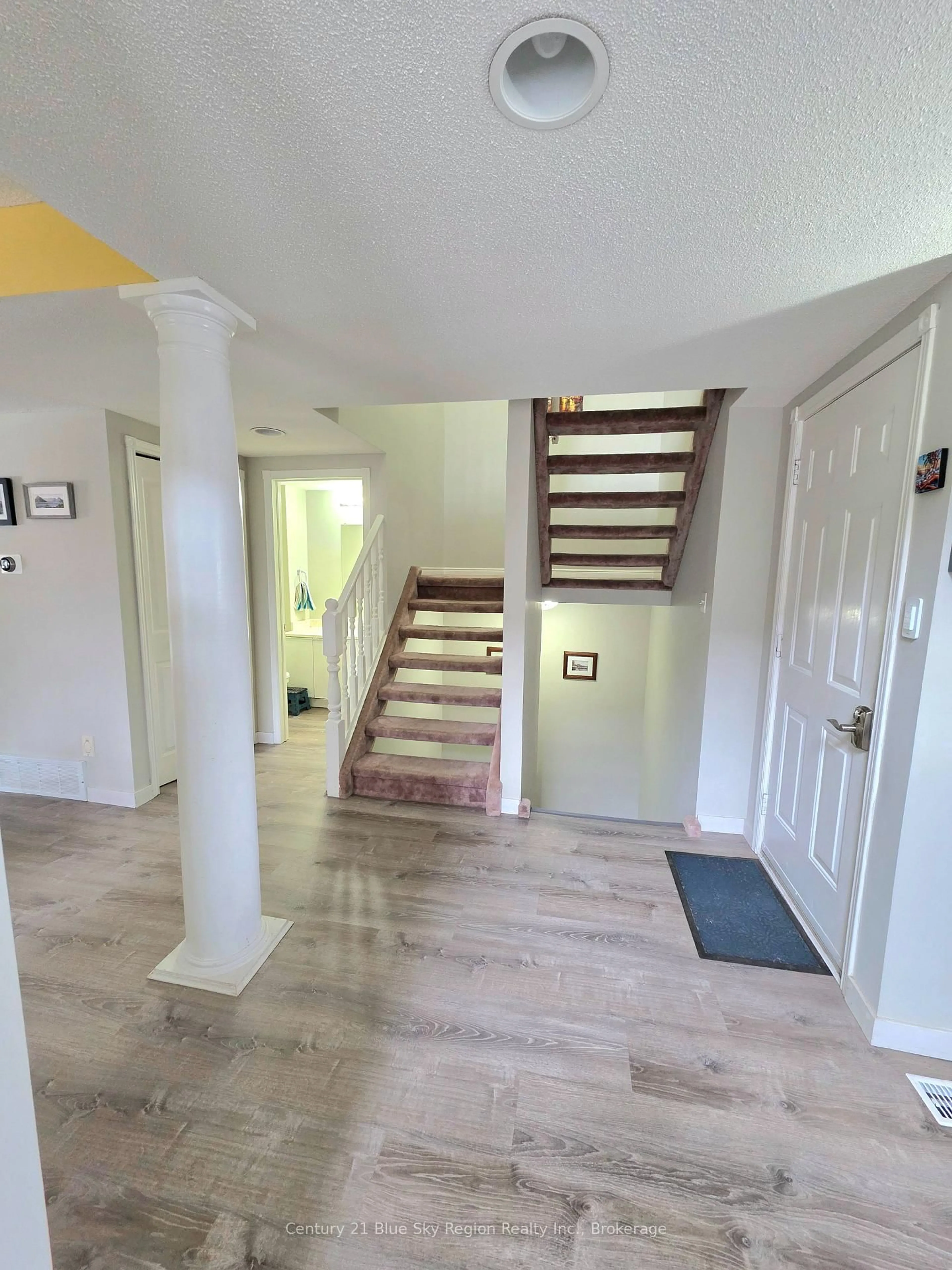 Indoor foyer for 653 Tackaberry Dr, North Bay Ontario P1B 8R1