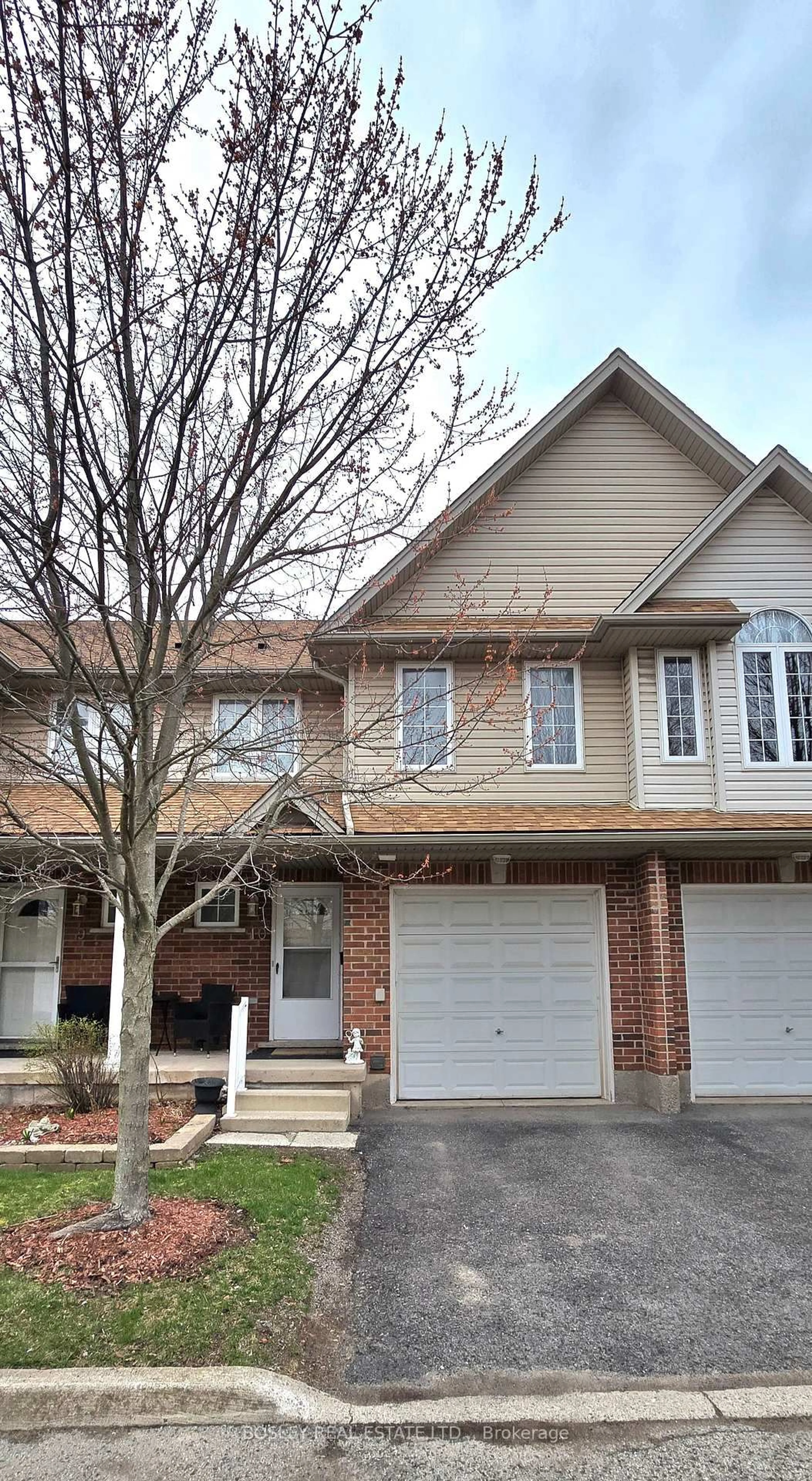 Home with brick exterior material, street for 6263 Valley Way #10, Niagara Falls Ontario L2E 0A1