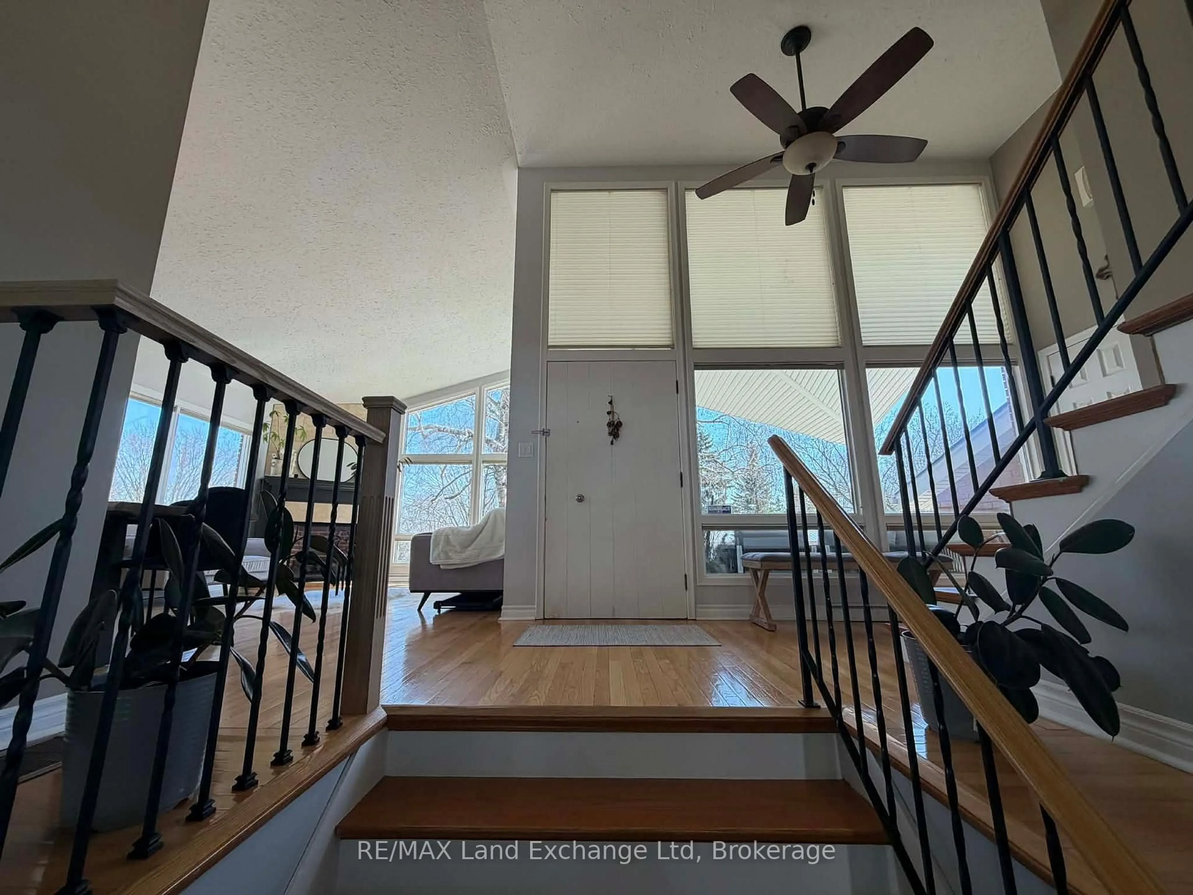 Indoor foyer for 320 Summit Dr, North Huron Ontario N0G 2W0