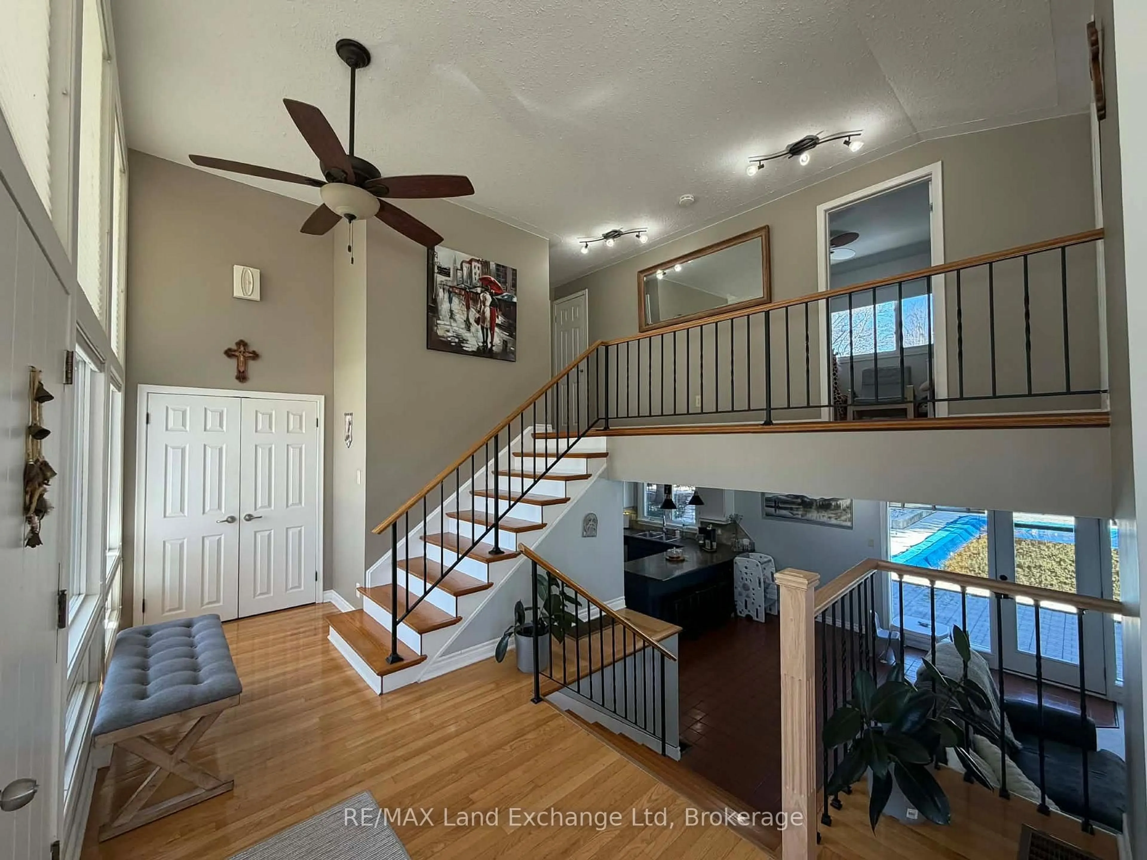 Indoor foyer for 320 Summit Dr, North Huron Ontario N0G 2W0