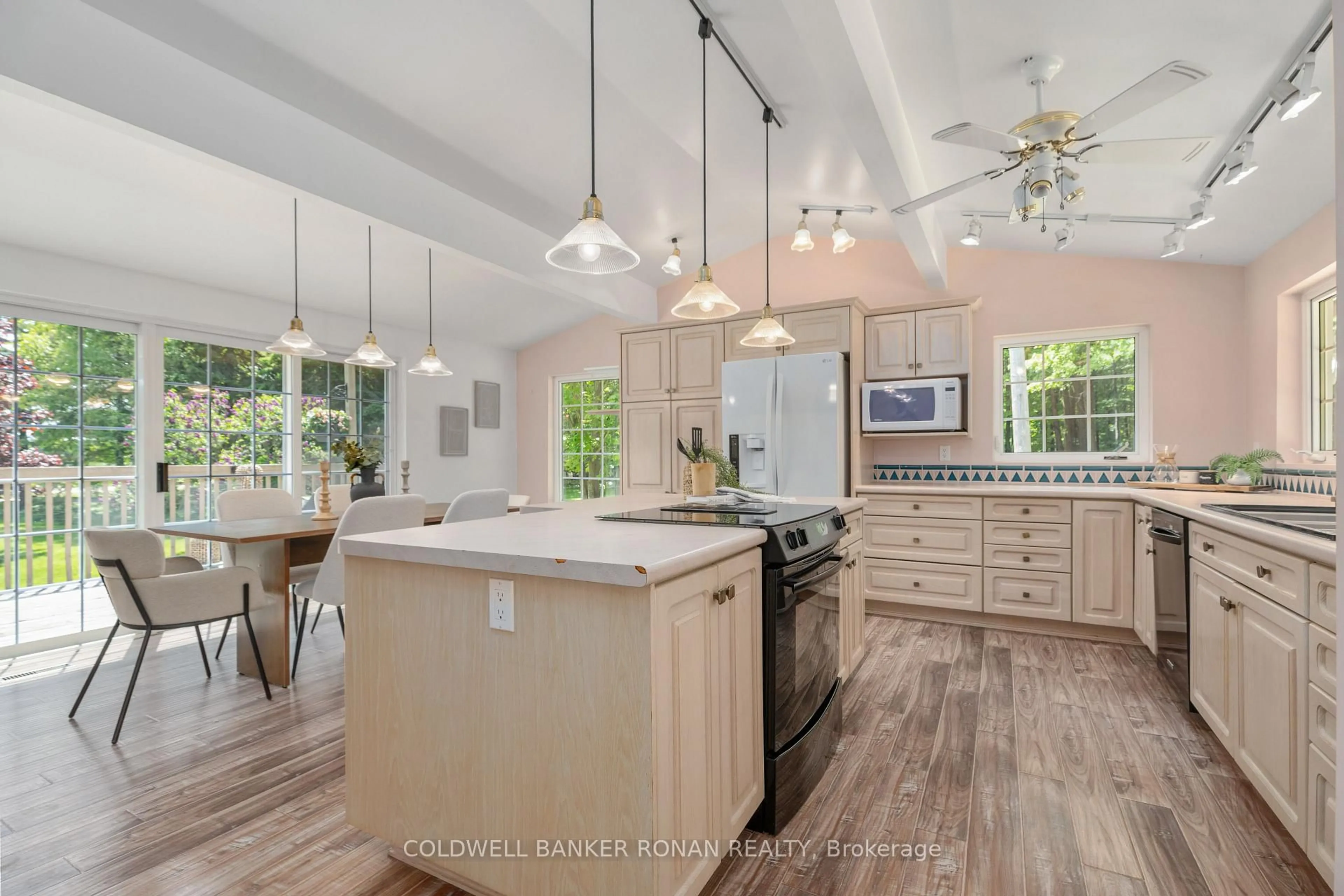 Open concept kitchen, ceramic/tile floor for 953026 7th Line, Mono Ontario L9W 6E6