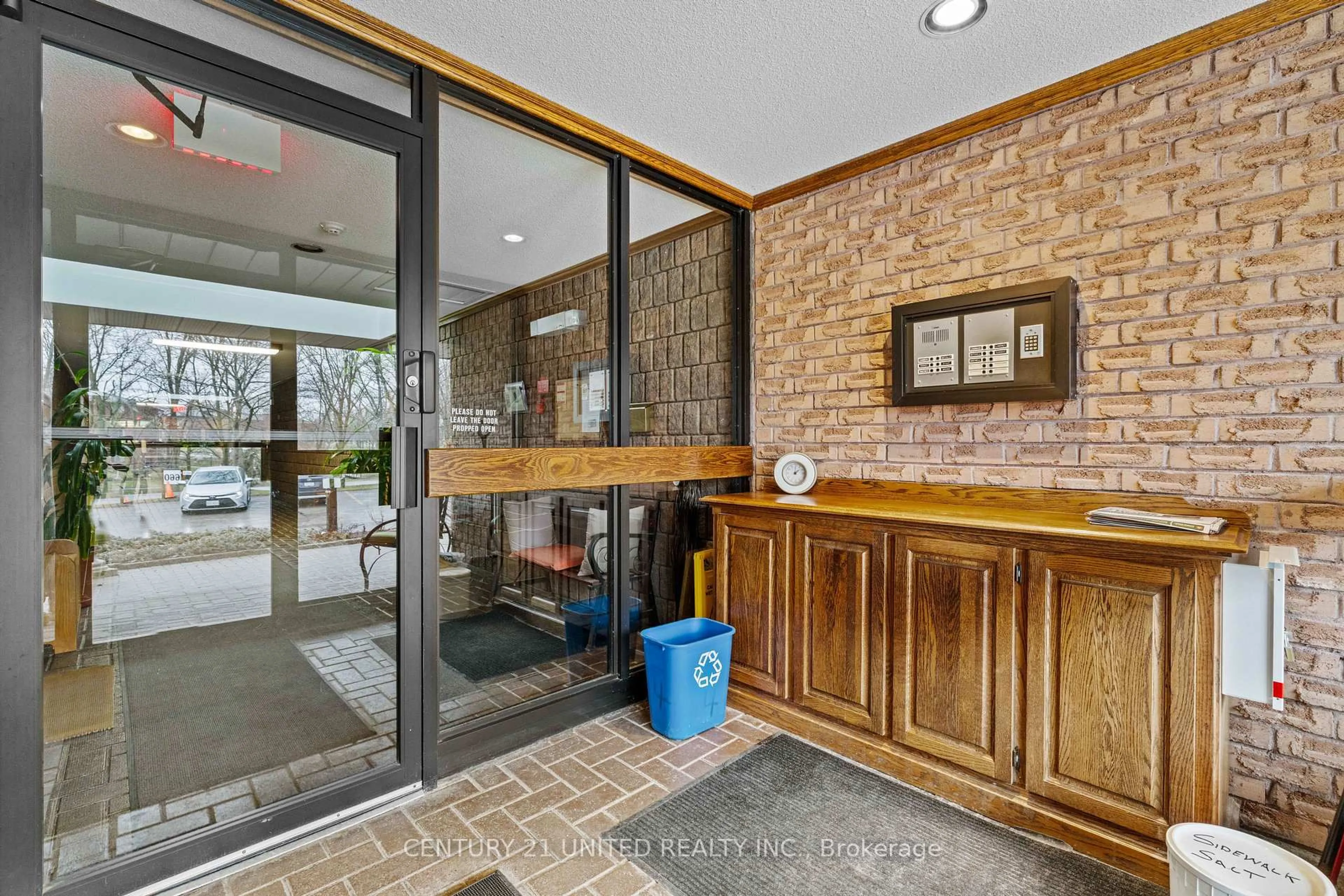 Indoor foyer for 660 Whitaker St #3, Peterborough Ontario K9H 7L5