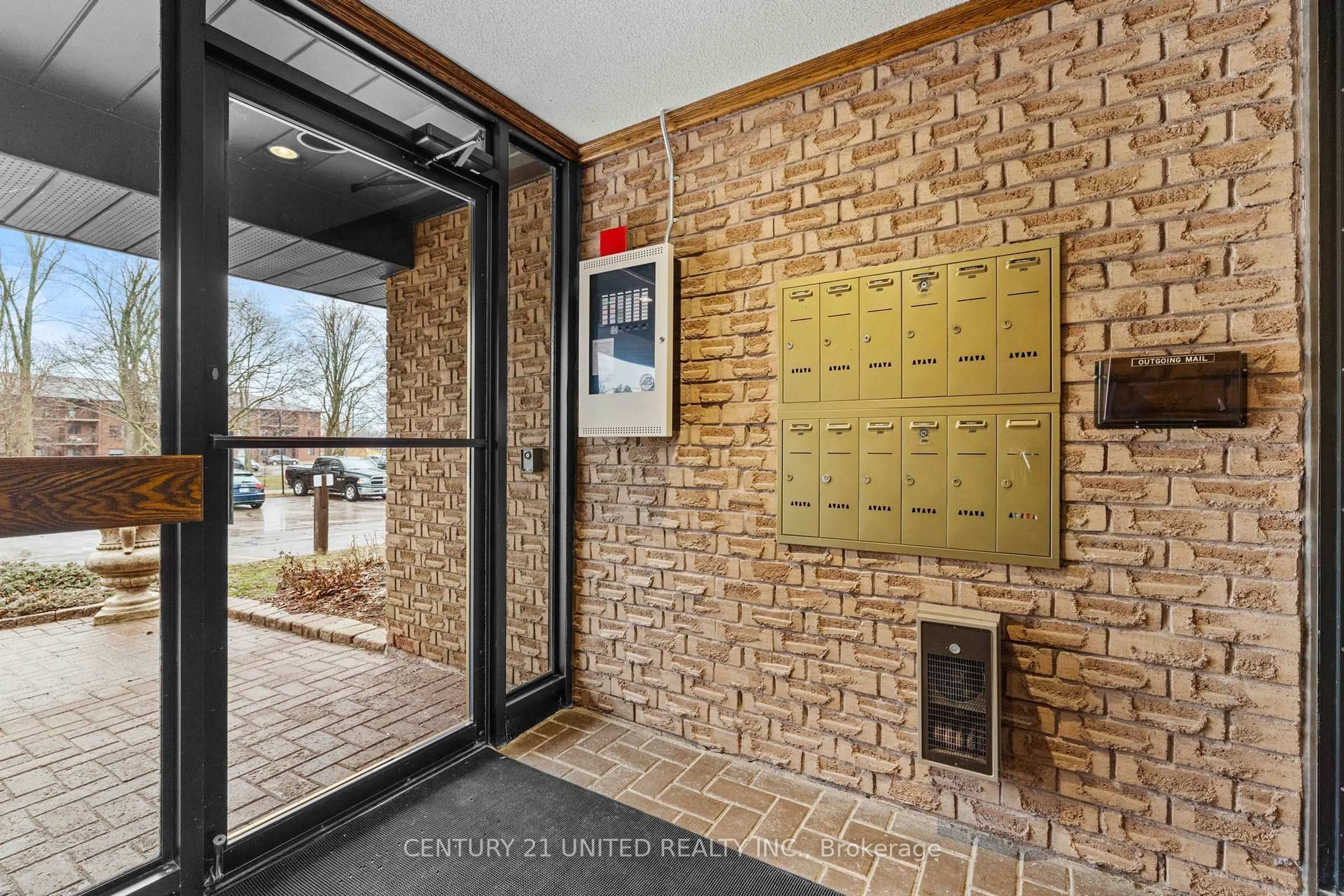 Indoor foyer for 660 Whitaker St #3, Peterborough Ontario K9H 7L5