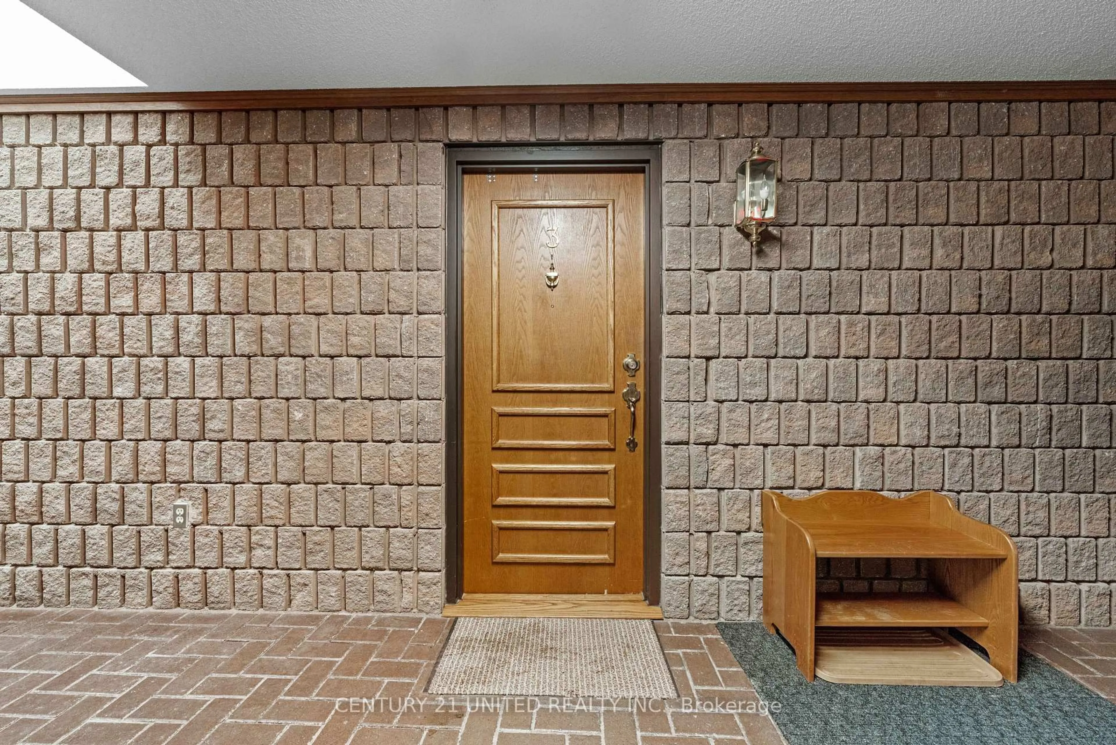 Indoor foyer for 660 Whitaker St #3, Peterborough Ontario K9H 7L5