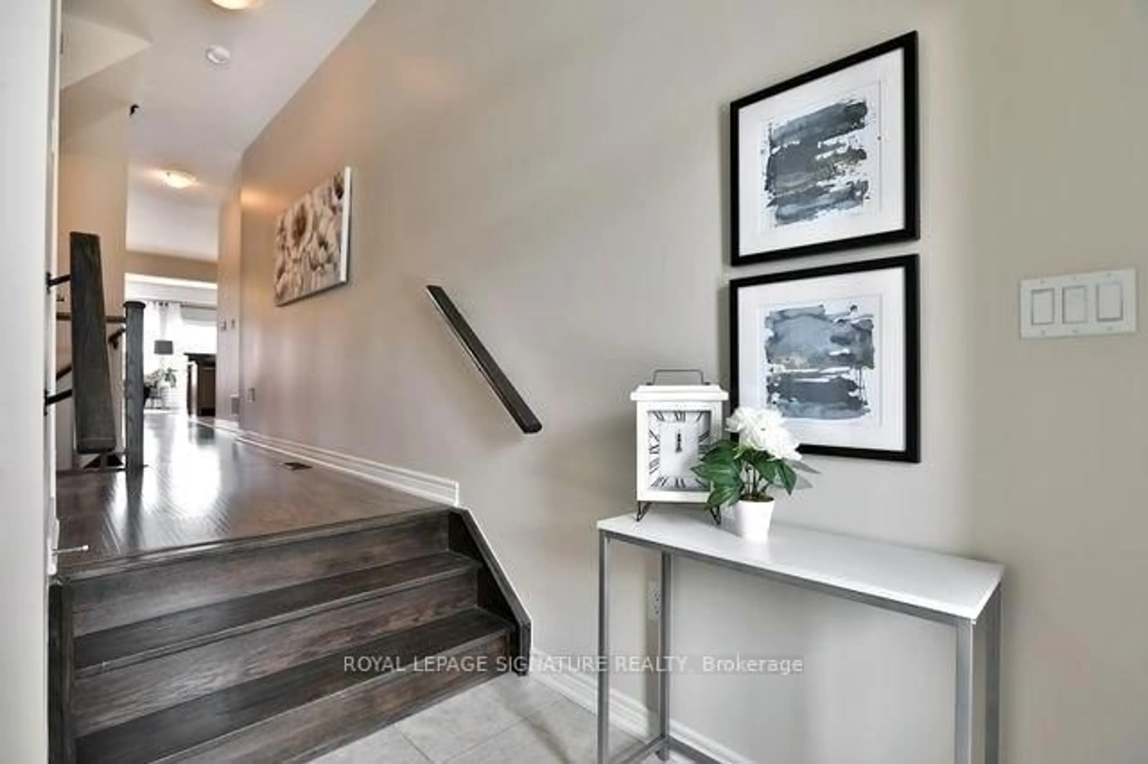 Indoor entryway for 29 Bradbury Rd, Hamilton Ontario L8J 0L1
