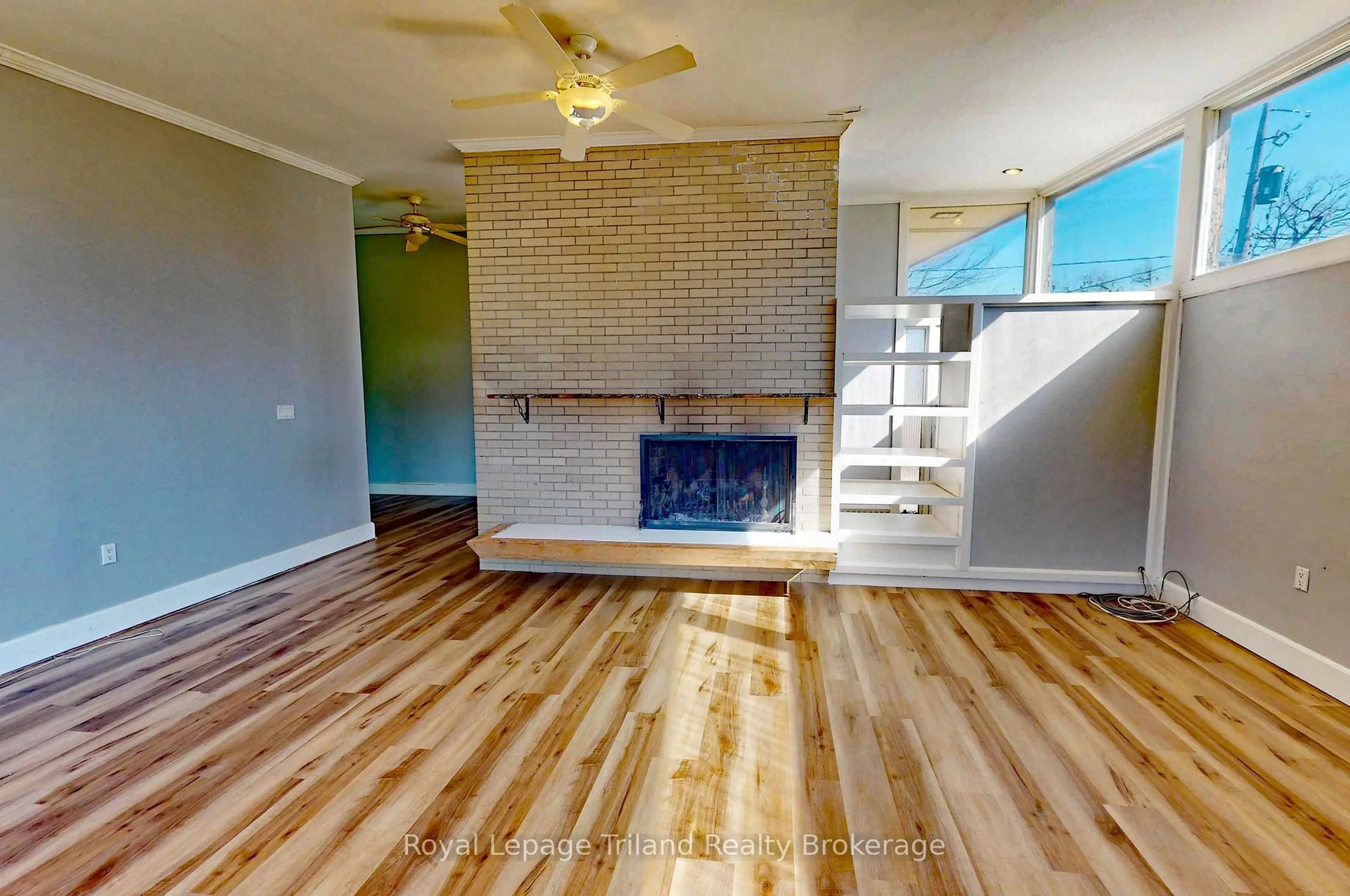 Living room with furniture, wood/laminate floor for 256 St George Lane, Norfolk Ontario N4B 2J5