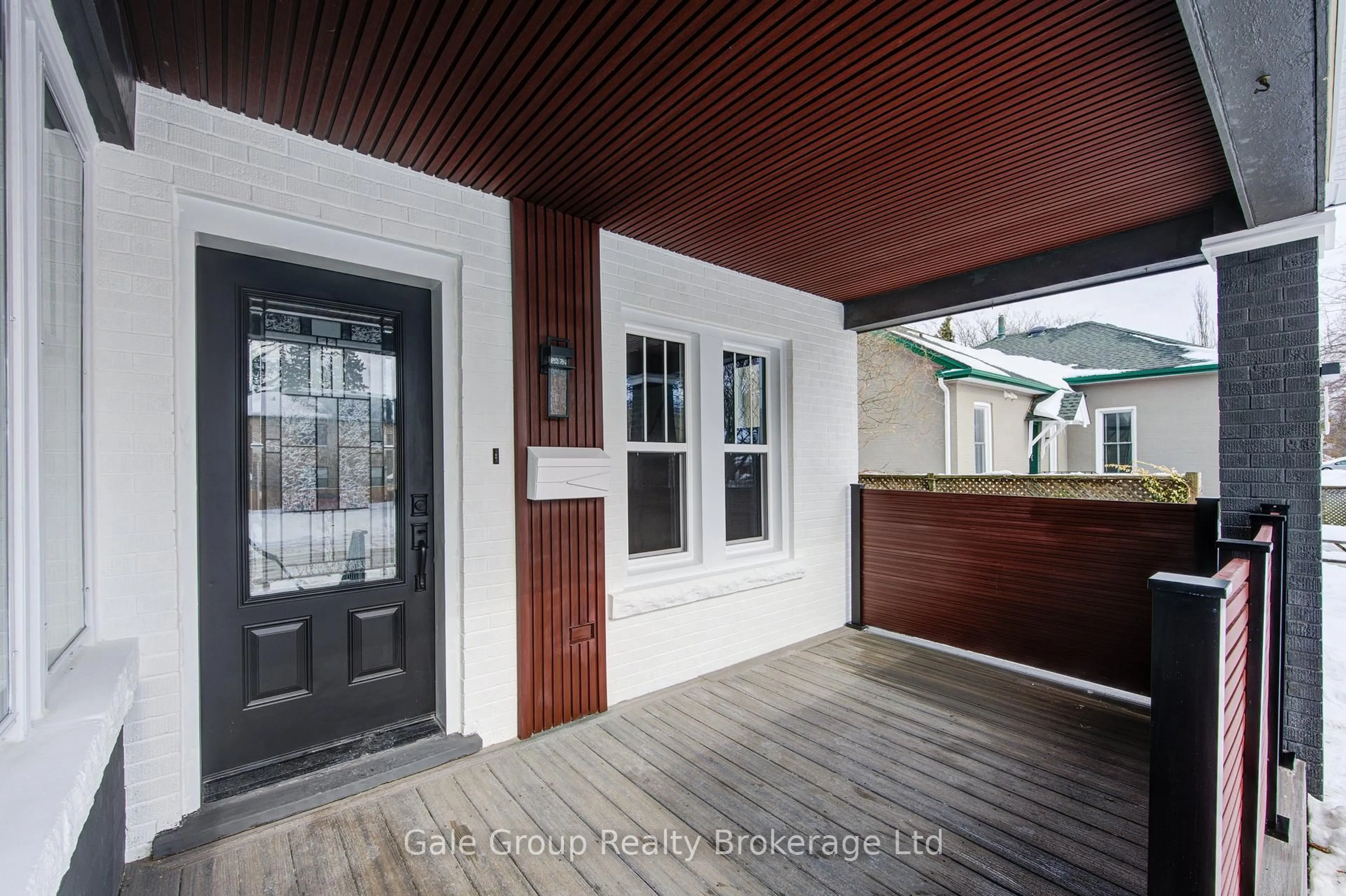 Indoor entryway for 513 King St, Woodstock Ontario N4S 1M7