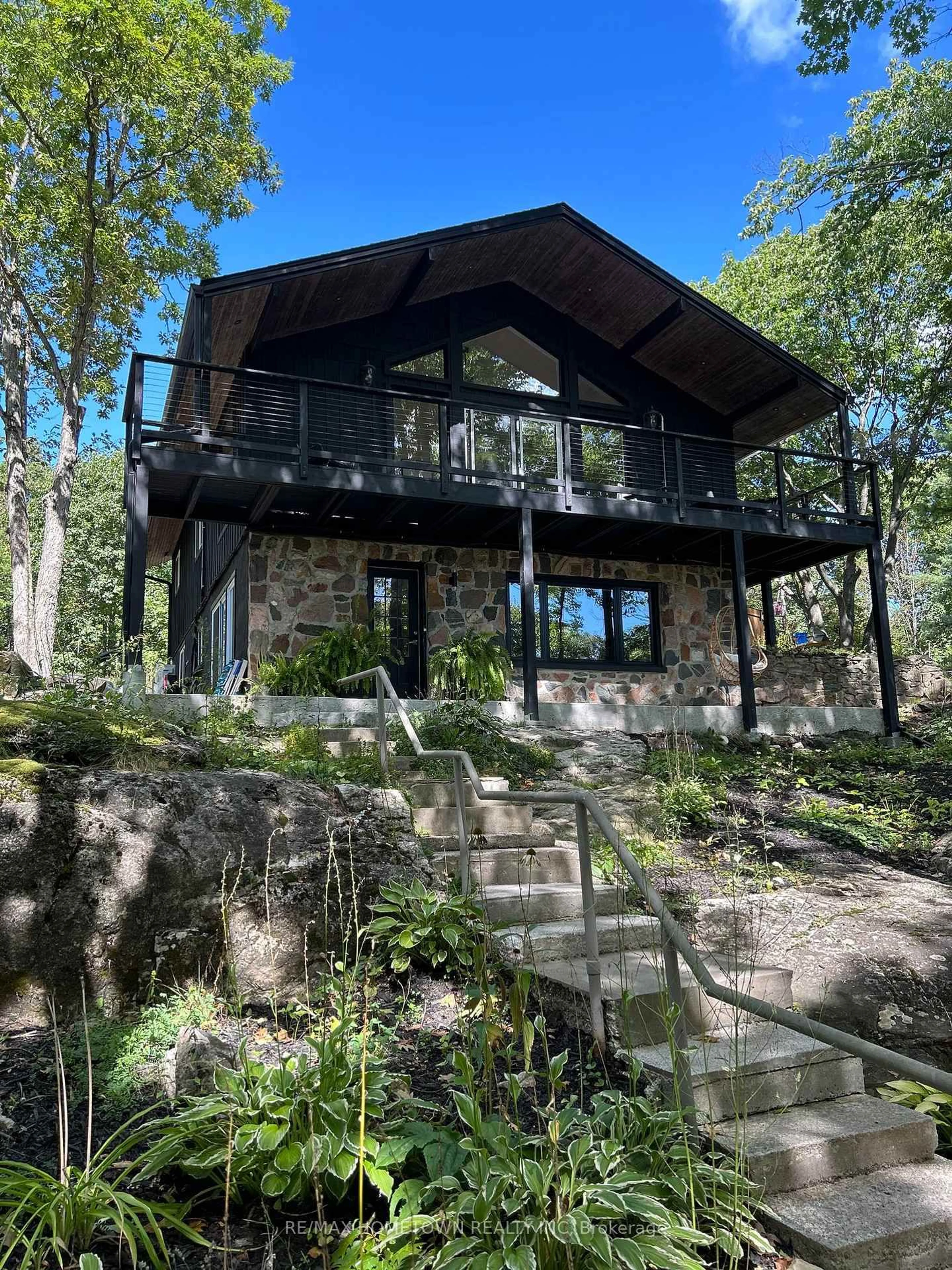 Home with vinyl exterior material, water/lake/river/ocean view for 414 Old River Rd, Front of Yonge Ontario K0E 1R0