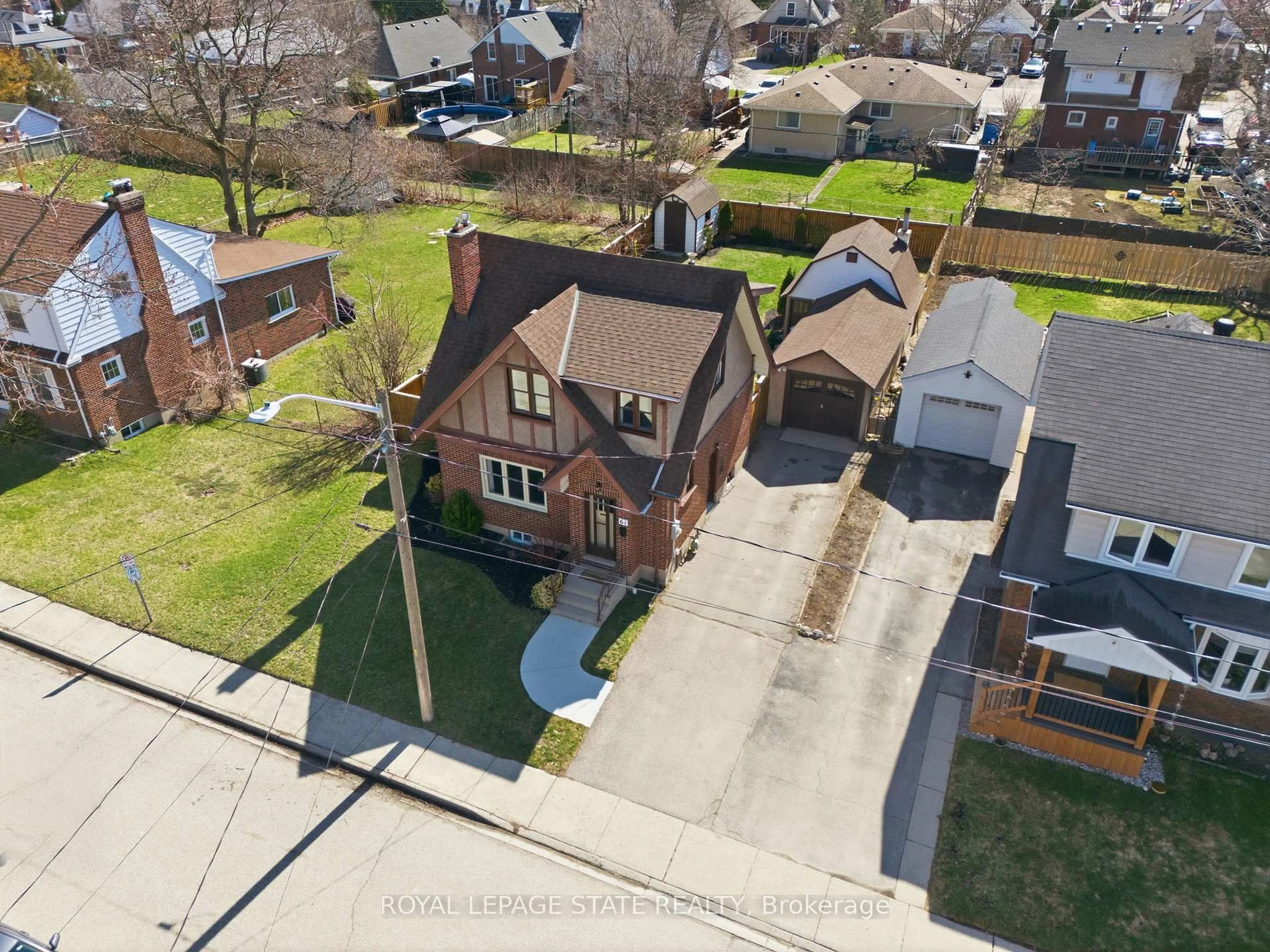 A pic from outside/outdoor area/front of a property/back of a property/a pic from drone, street for 61 Abigail Ave, Brantford Ontario N3R 4S2