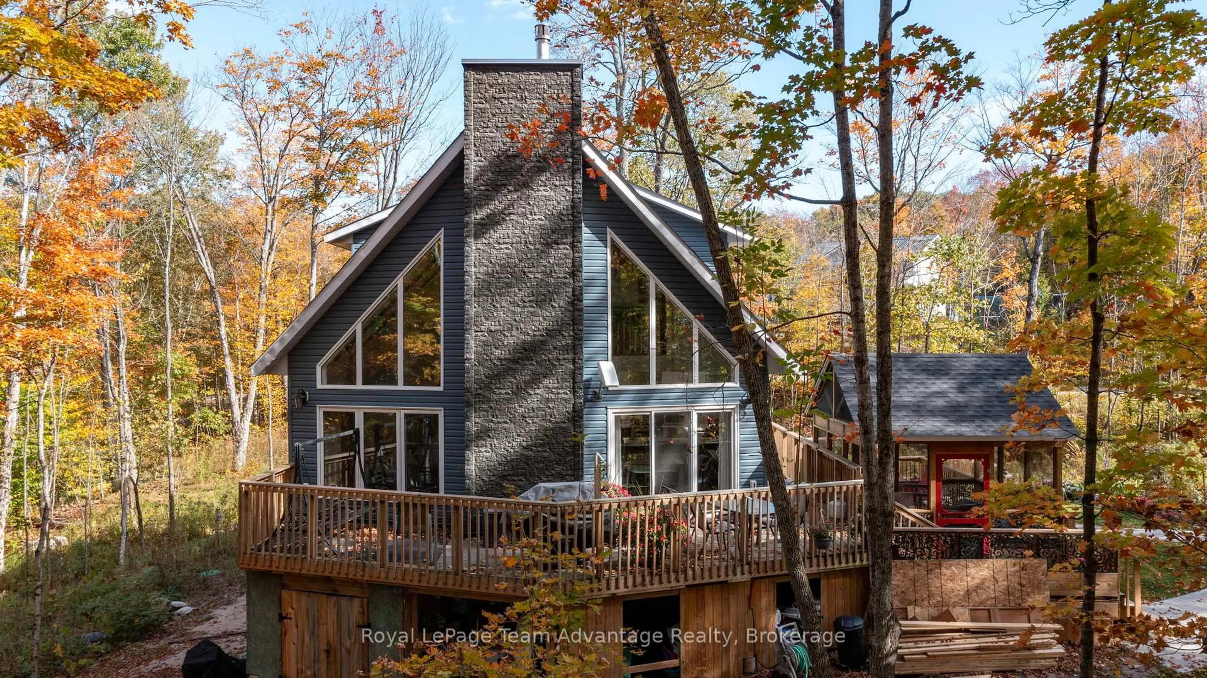 Home with vinyl exterior material, water/lake/river/ocean view for 17 Hagerman Crt, Seguin Ontario P2A 0B2